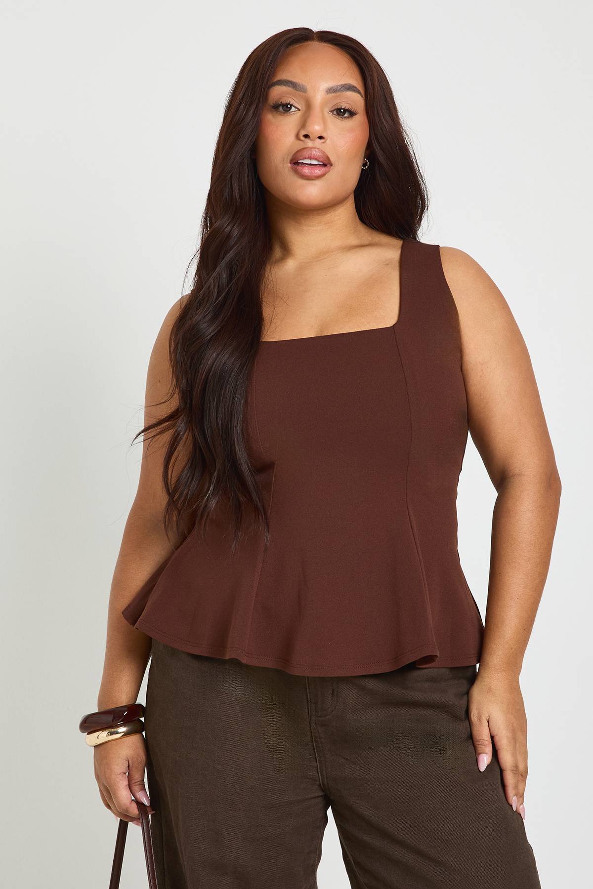 boohoo Haut Peplum Grande Taille à Encolure Carrée
