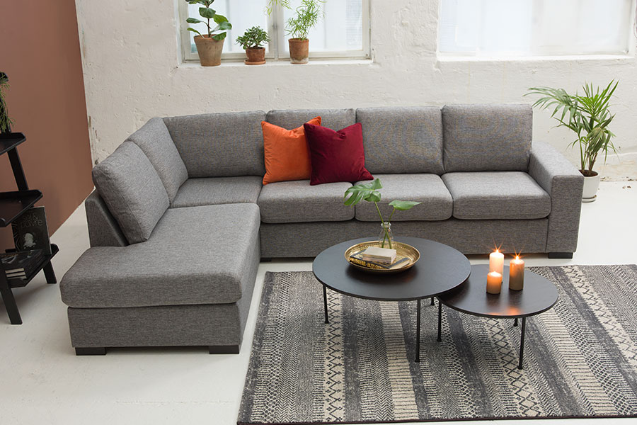 Max sofa 3-seter med hjørne og åpen ende venstre i tekstil Rocco 281 mørk grå og med sorte ben