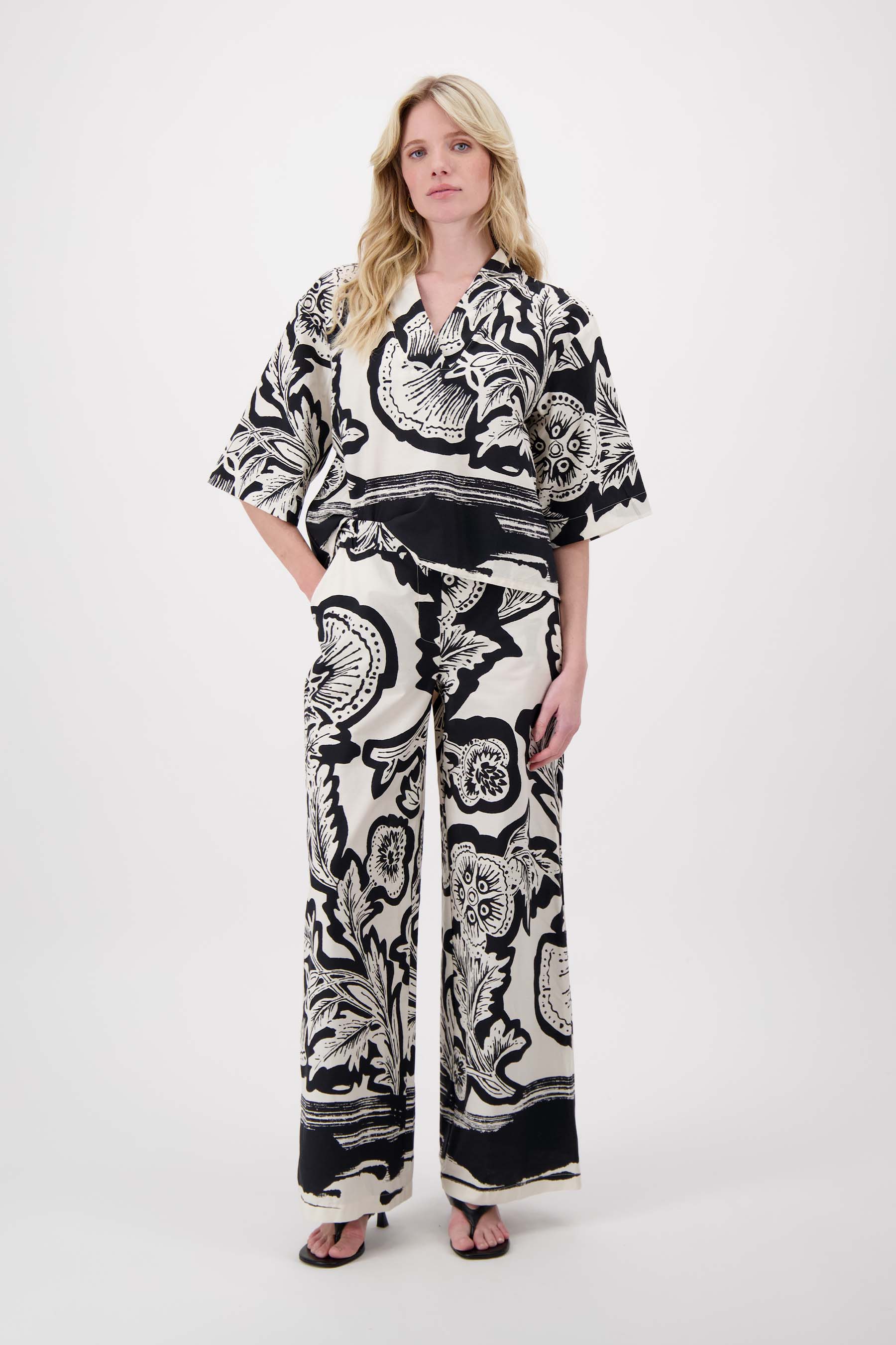 V hals woven top borderprint