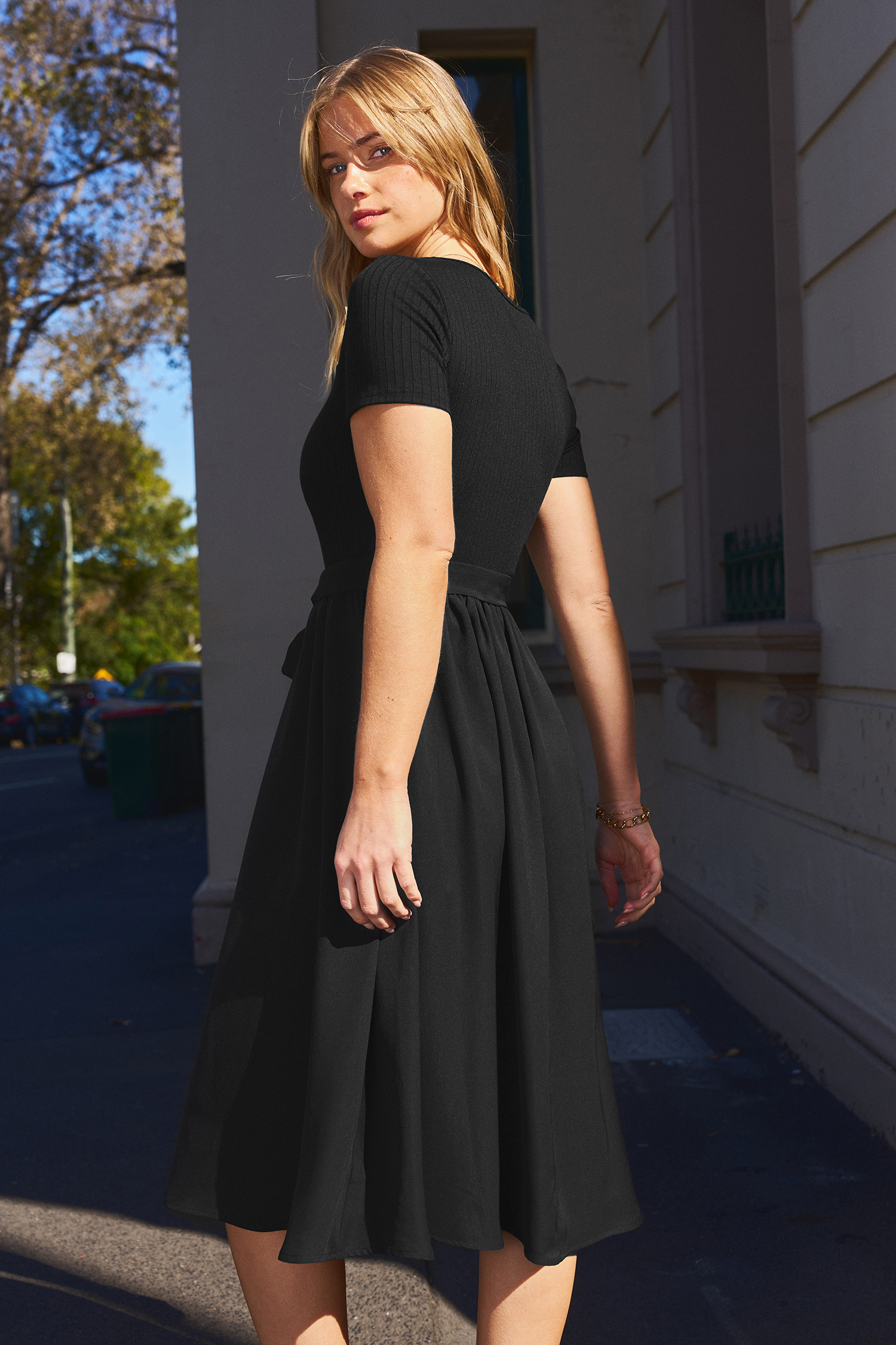 Robe midi à manches courtes et col carré noire