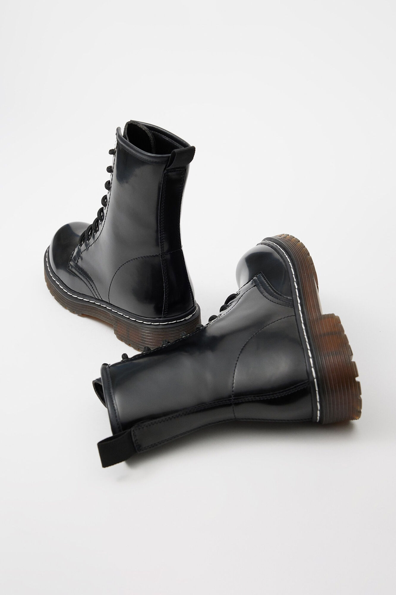 Bota de cano curto com sola transparente