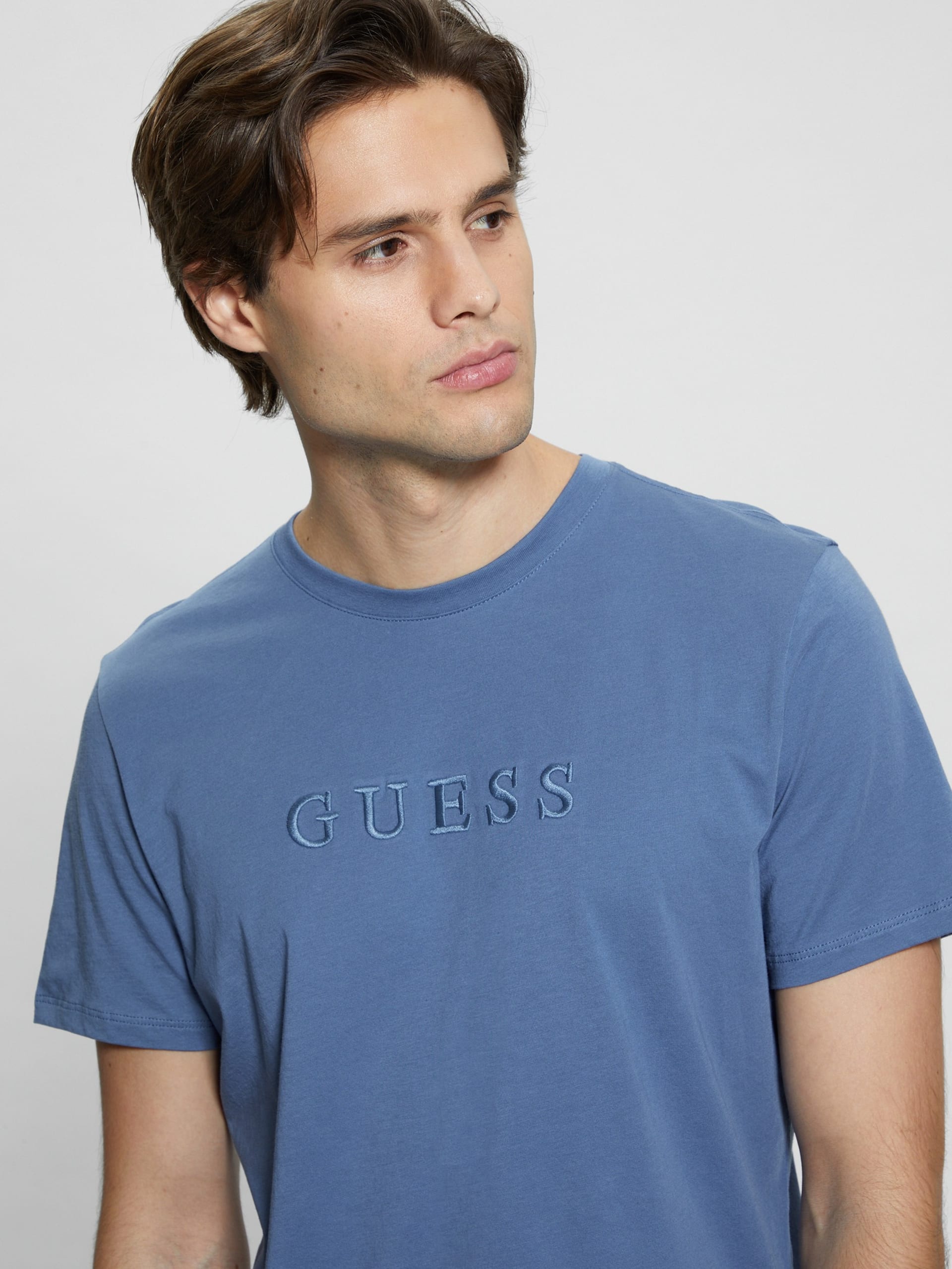 Camiseta com logotipo bordado