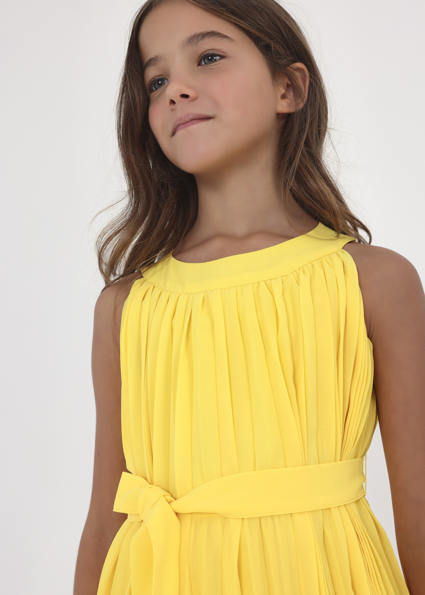 Vestido plissado com cinto de laço para menina