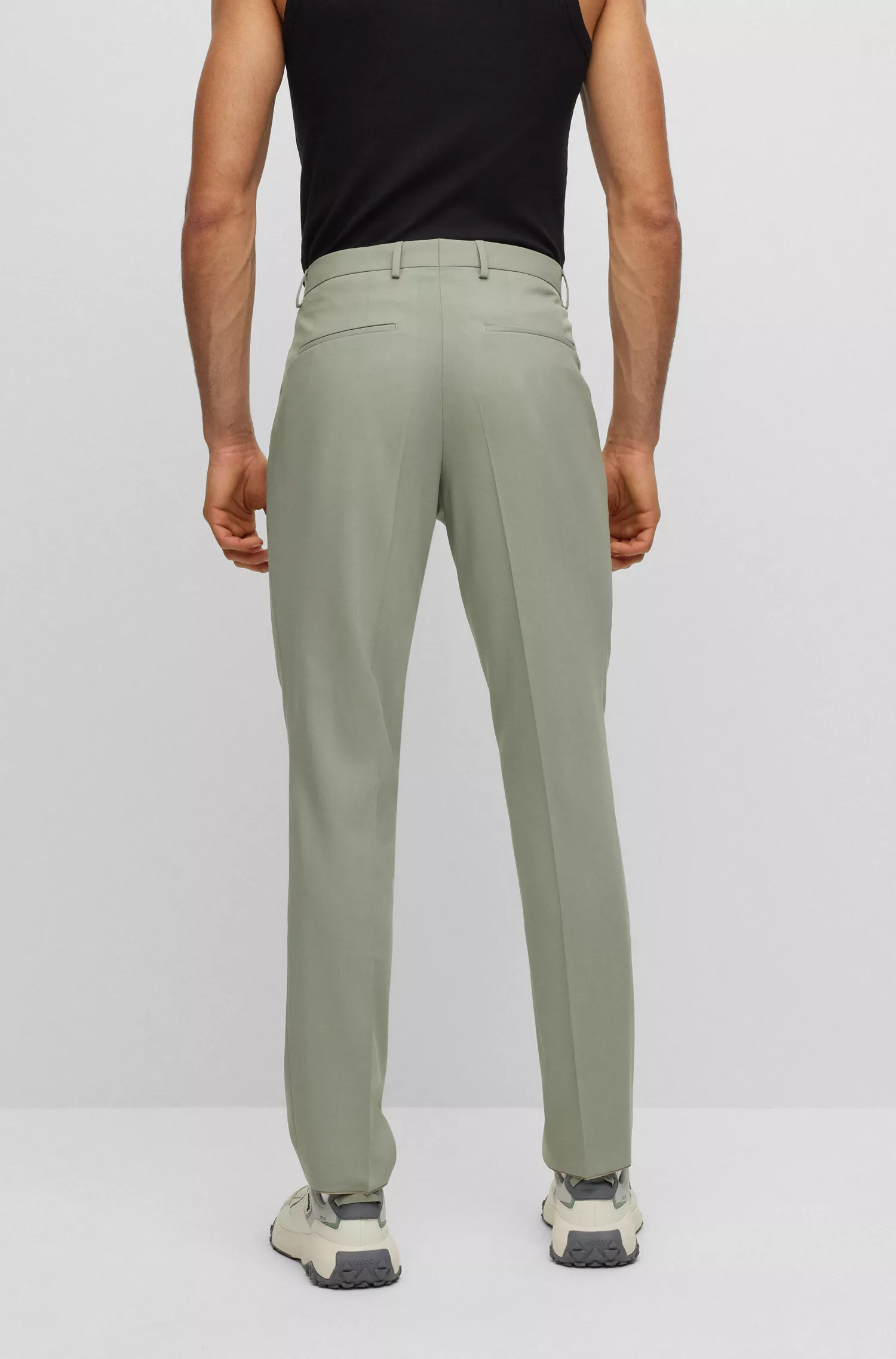 Terno HUGO vermelho, corte slim, em tecido elástico de alta performance.