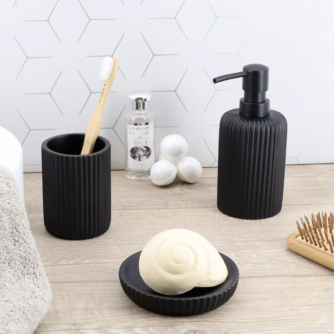 Set d'accessoires salle de bain résine Strié Noir