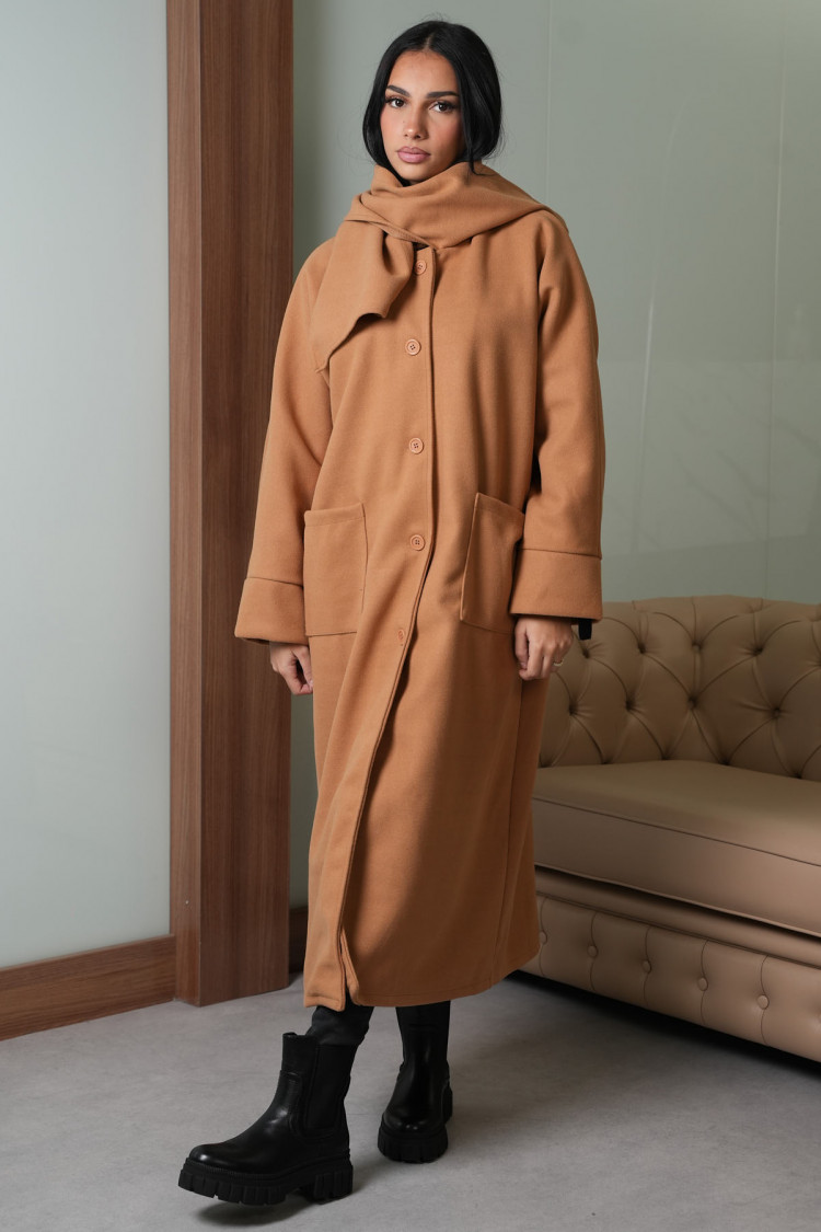 Manteau marron à capuche avec écharpe intégré