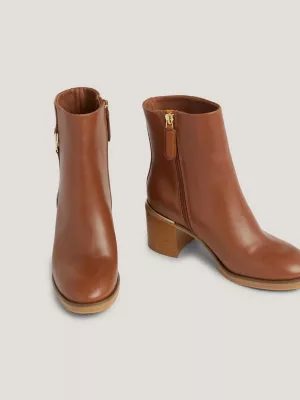 Botas de salto médio em couro com detalhes em metal