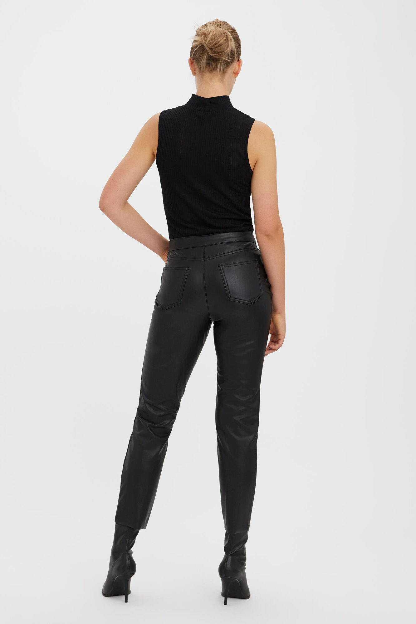 Calça reta com efeito de couro - Preta