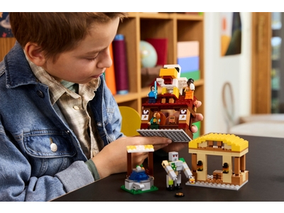 LEGO De Ghast-ballon aanval op het dorp (21273)