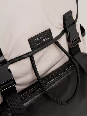 Mochila com fecho de aba e logotipo