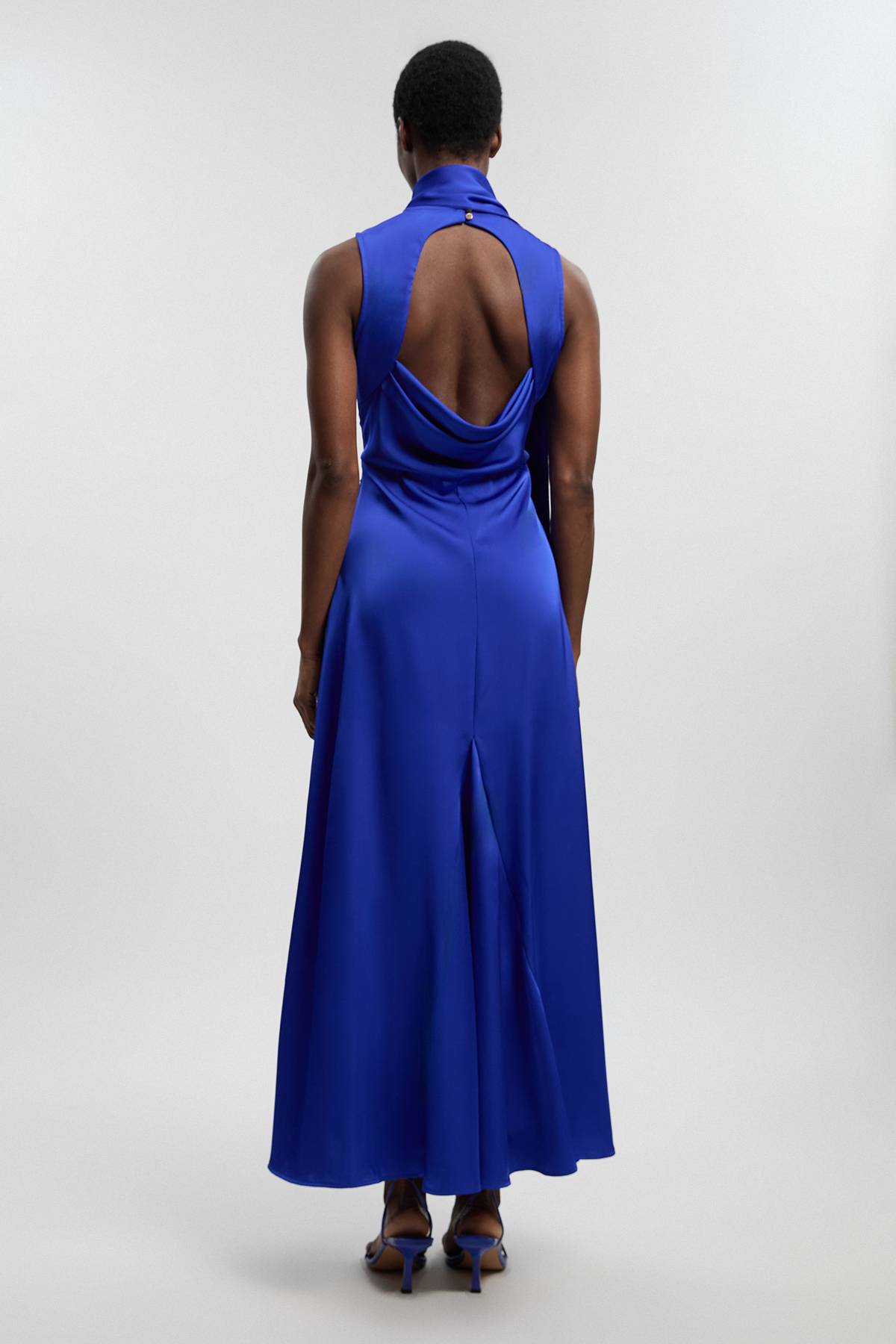 KarenMillen Robe Longue En Satin Viscose Sans Manches À Col Bénitier Drapé Tissé