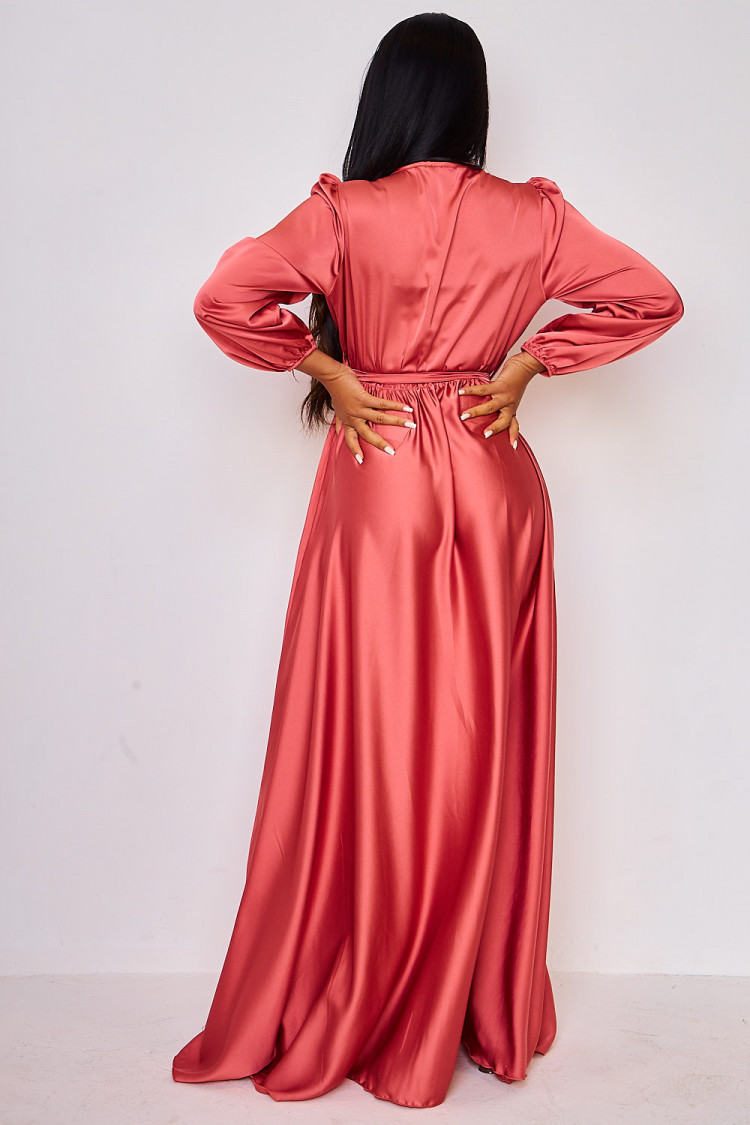 Robe longue rose satiné ceinturée