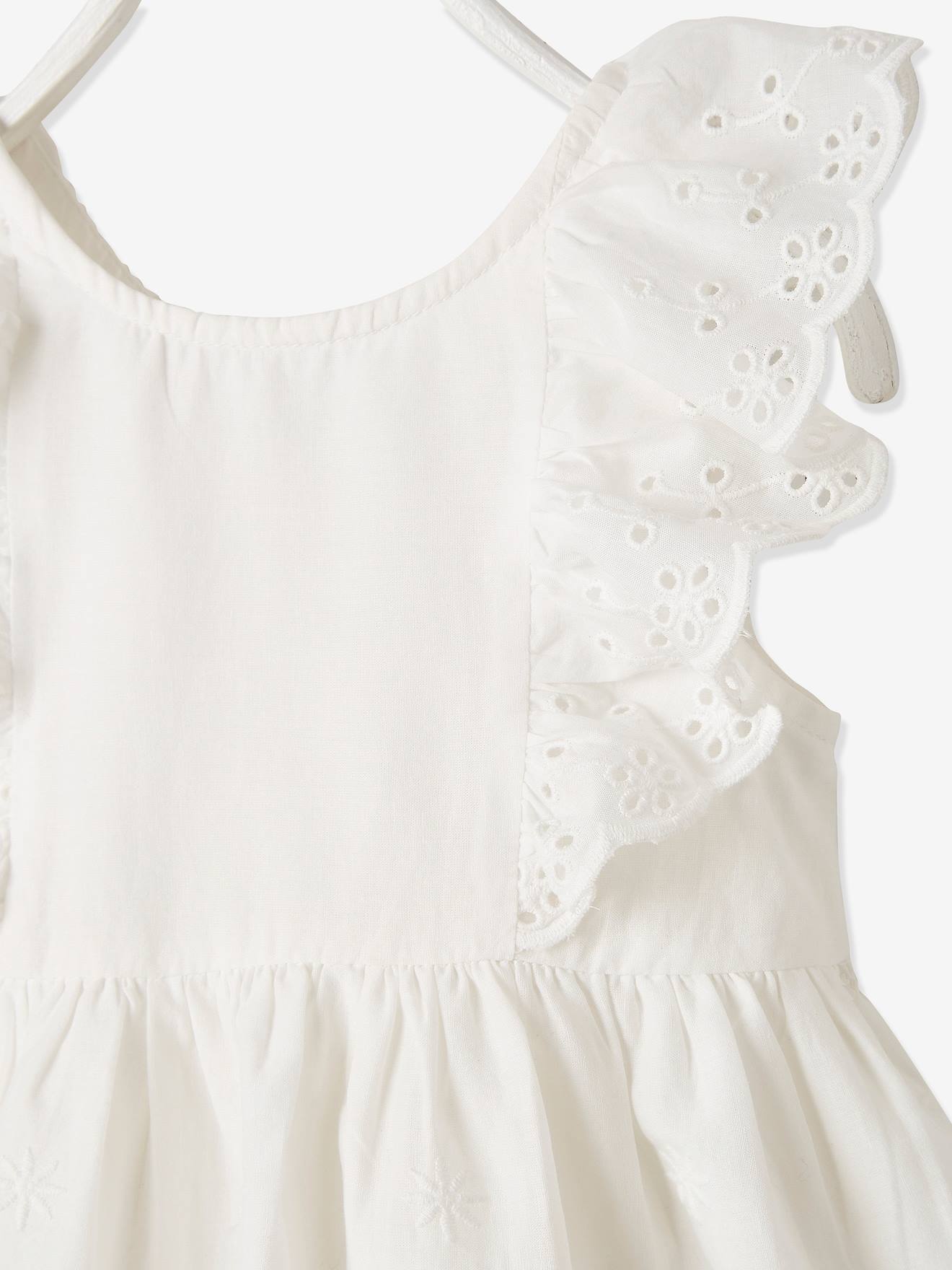 Conjunto para cerimônia infantil com vestido, calcinha e tiara, na cor branca lisa.