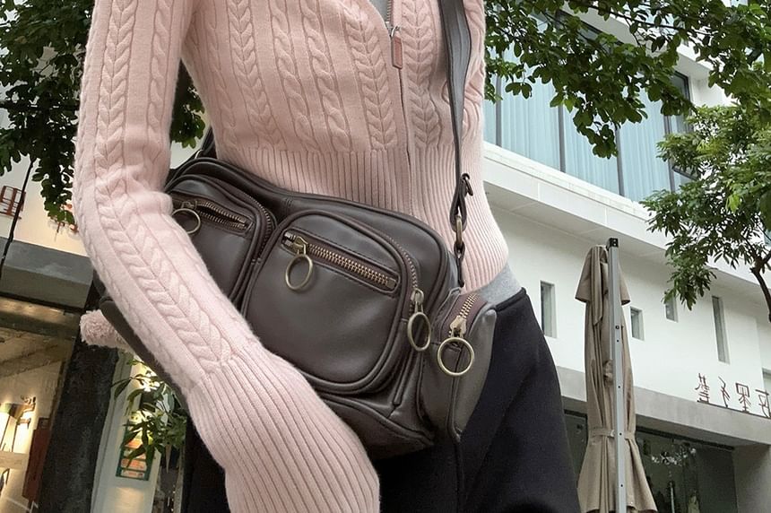 Joyciful - Gebreid, kort vest met capuchon en kabelmotief en rits