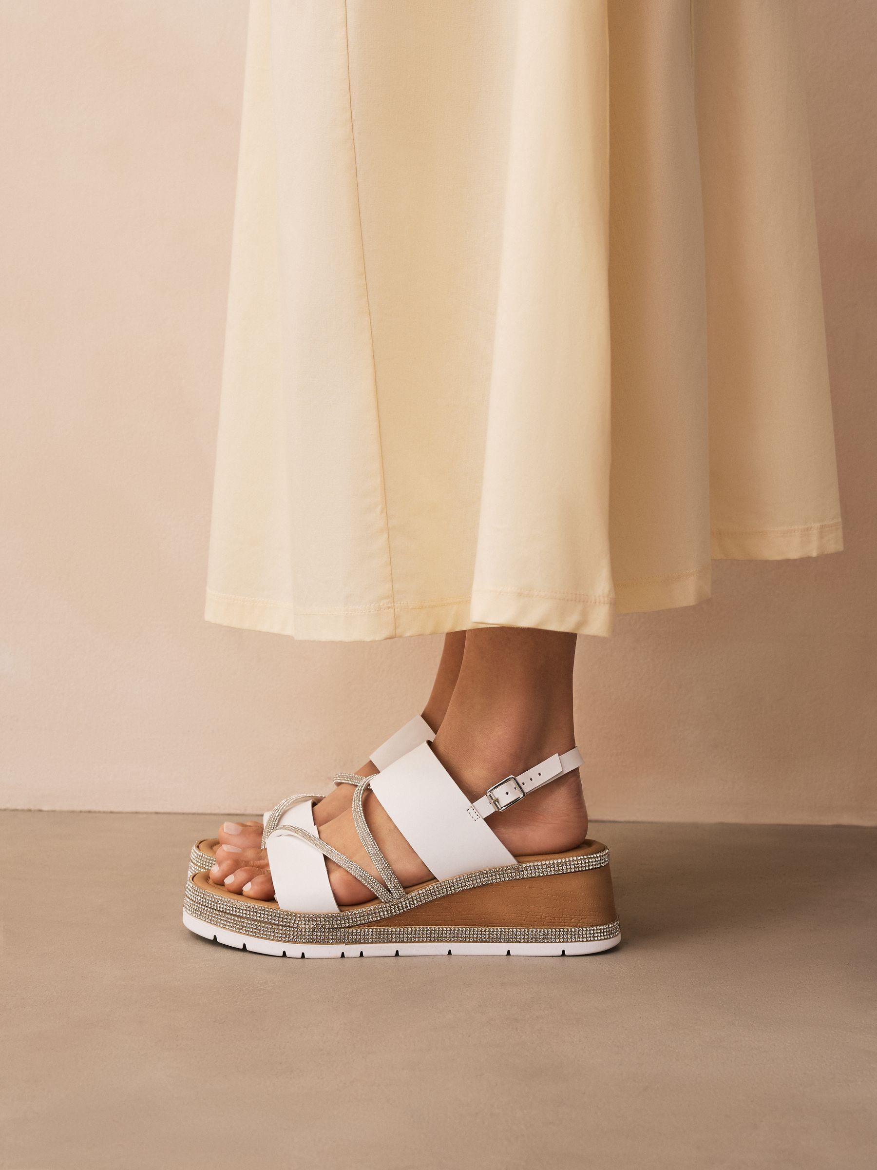 Wit - Leren sportsandalen met bling detail en slingback sleehakken