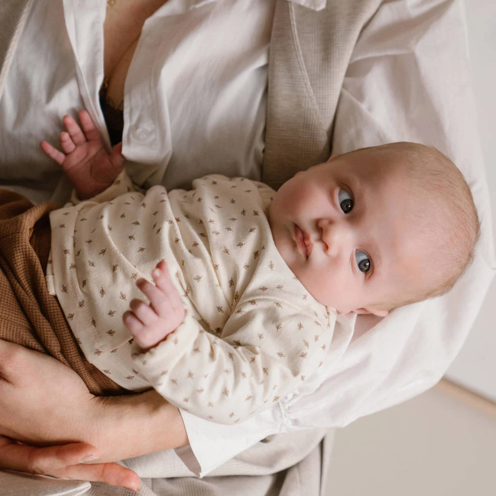 Dirkje baby longsleeve met all over print en overslag detail ecru/bruin