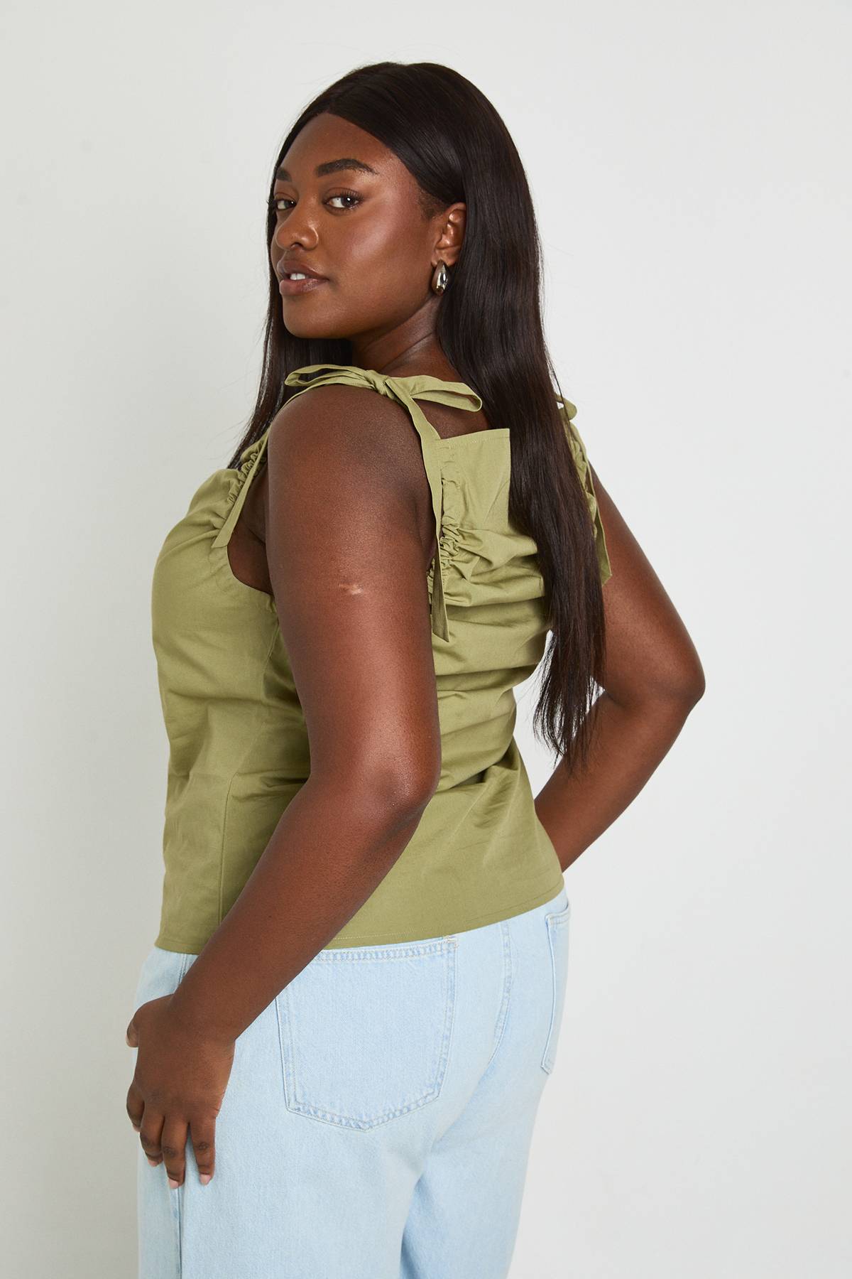 boohoo Haut En Popeline Grande Taille Avec Nœuds Aux Épaules