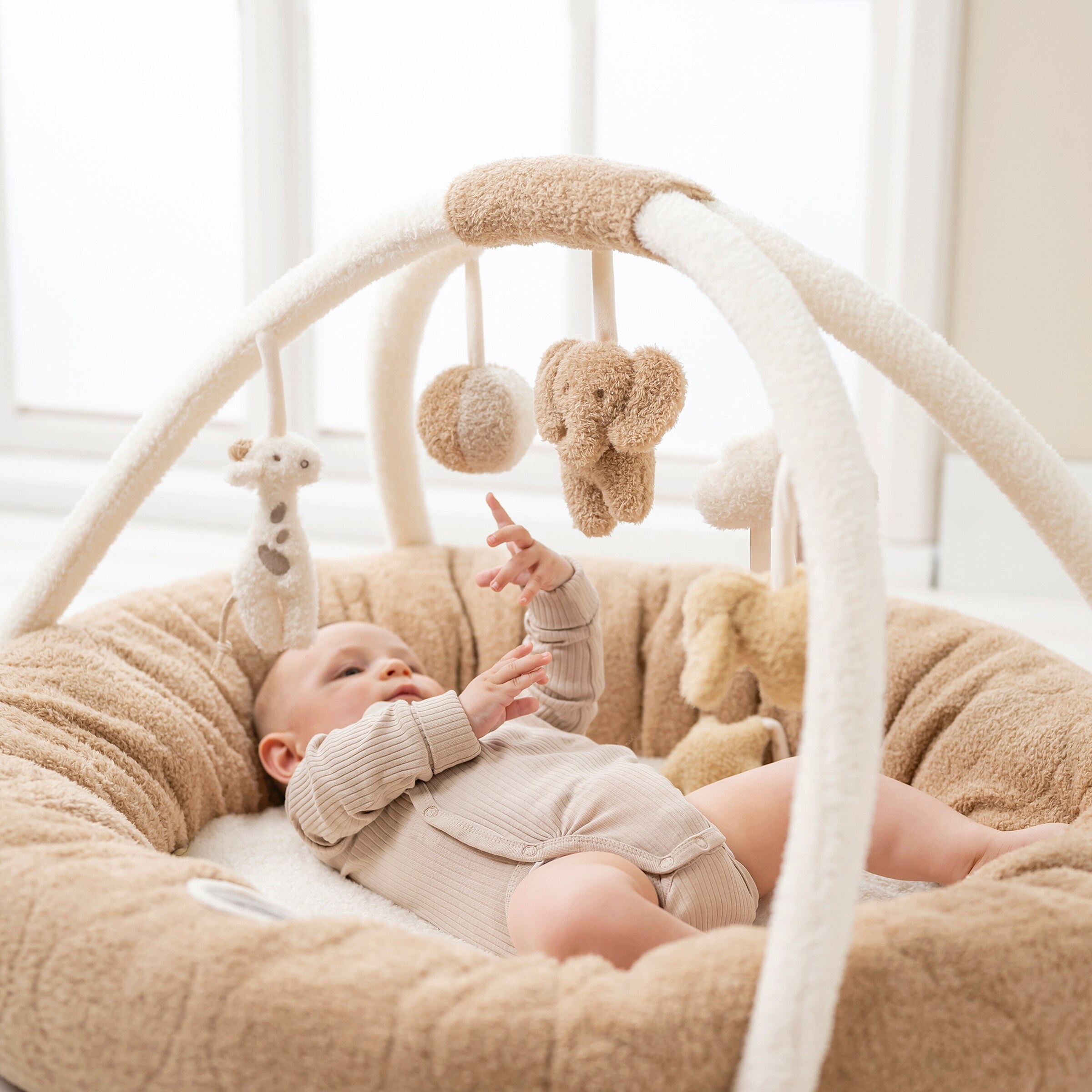 Nattou Spielbogen mit Krabbelnestchen Teddy