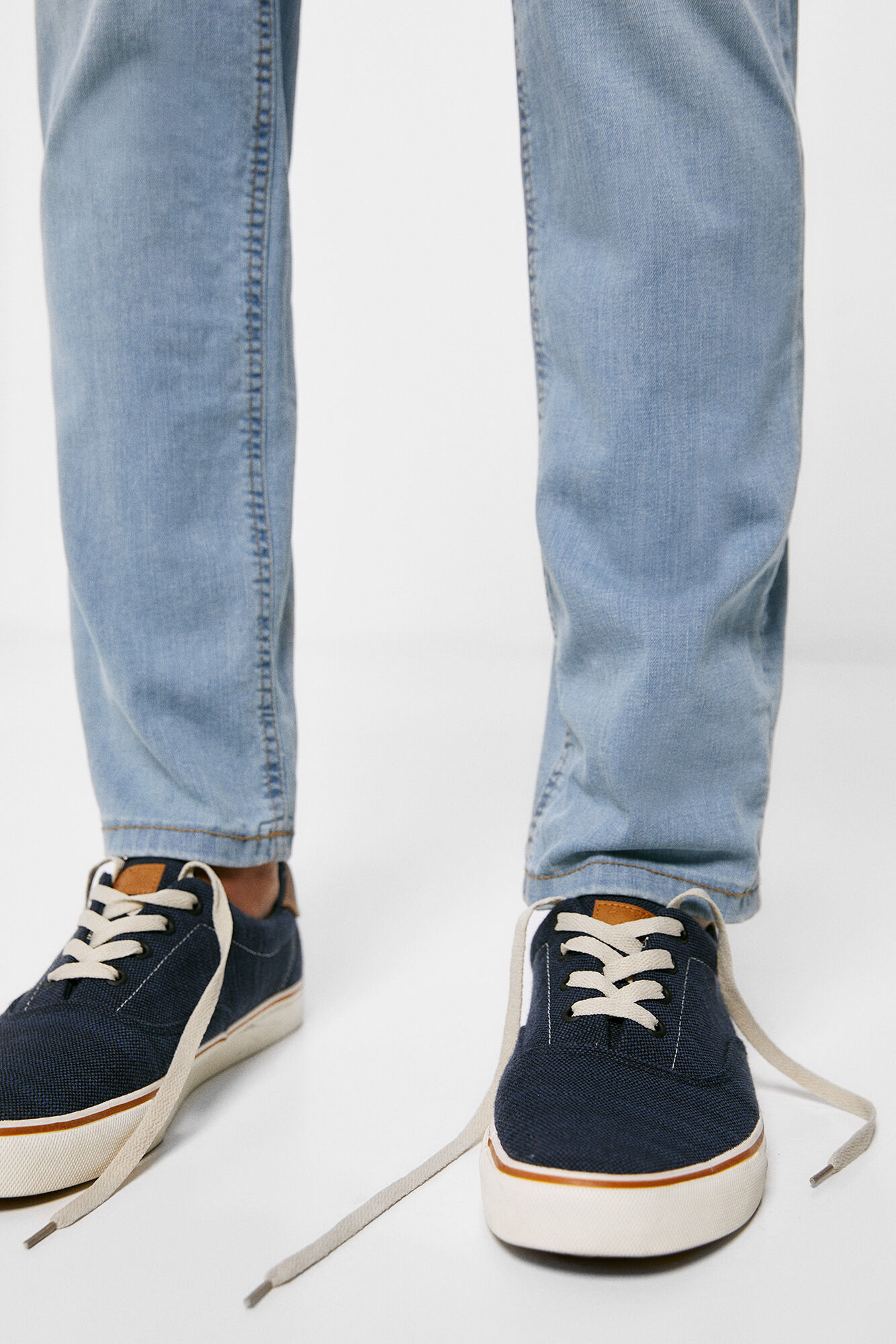 Calça jeans slim ultraleve, lavagem média clara.