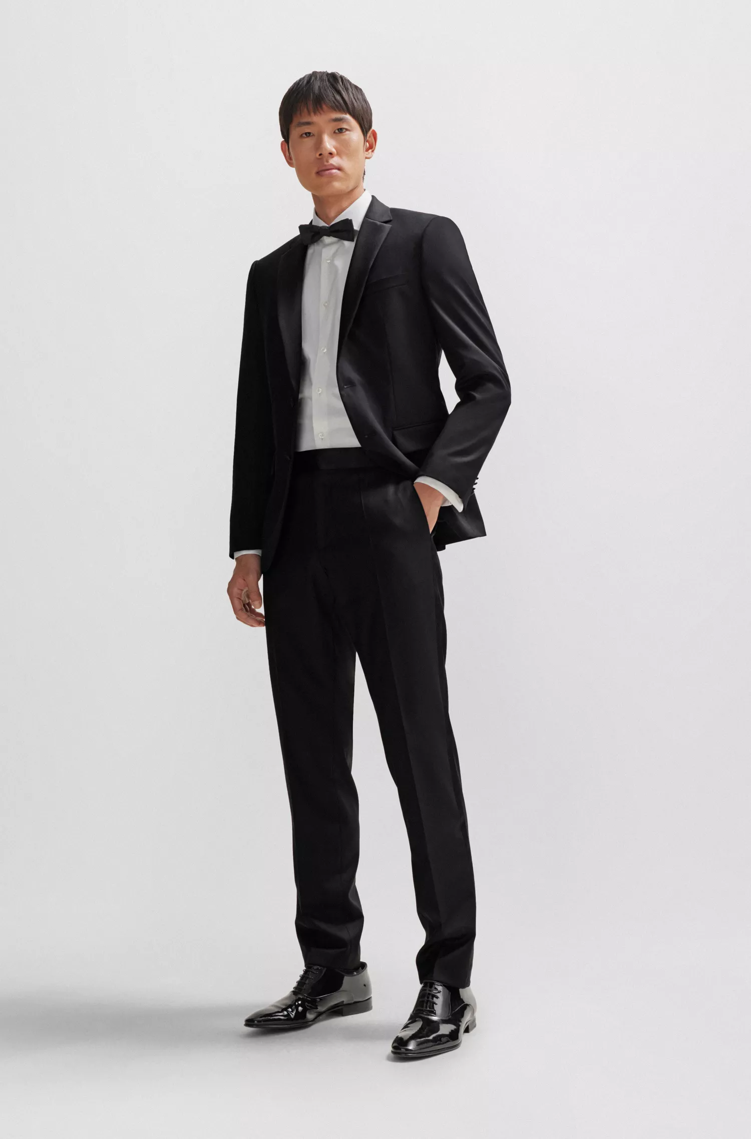 Blazer de smoking BOSS preto, corte slim, em sarja de lã virgem.