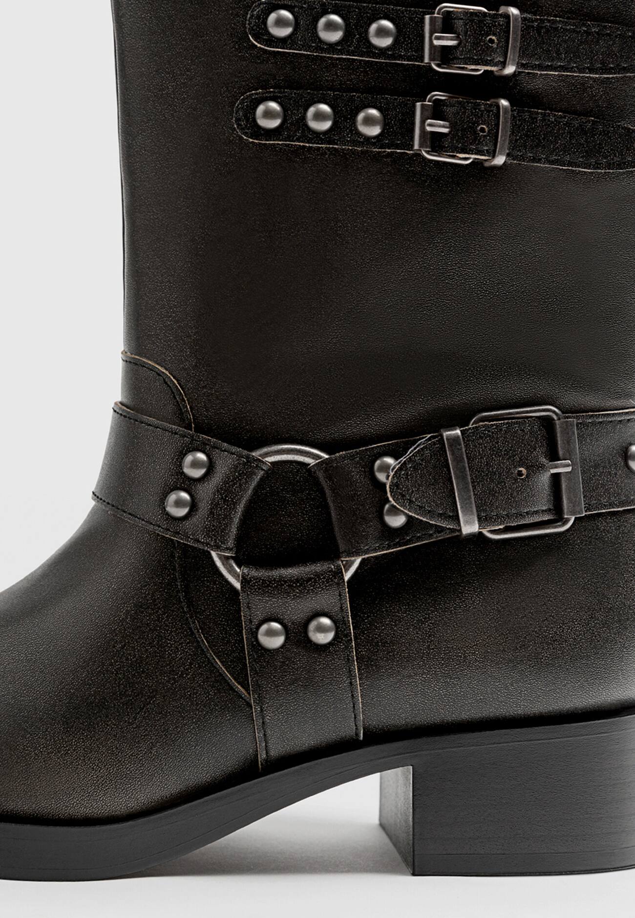 Botas de cano curto sem salto com efeito desgastado e detalhes de fivela.