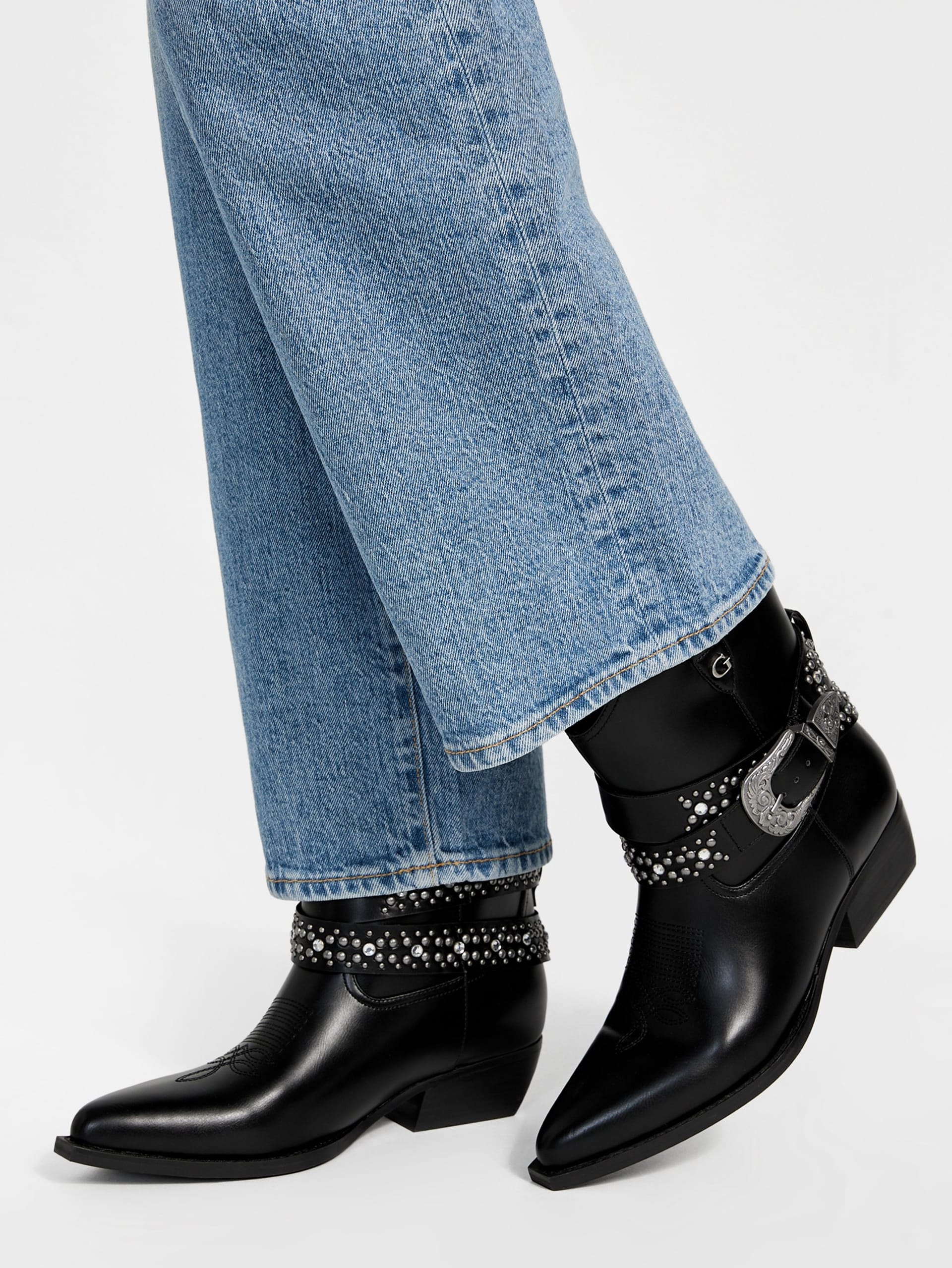 Botas Lansly com fivela e tachas