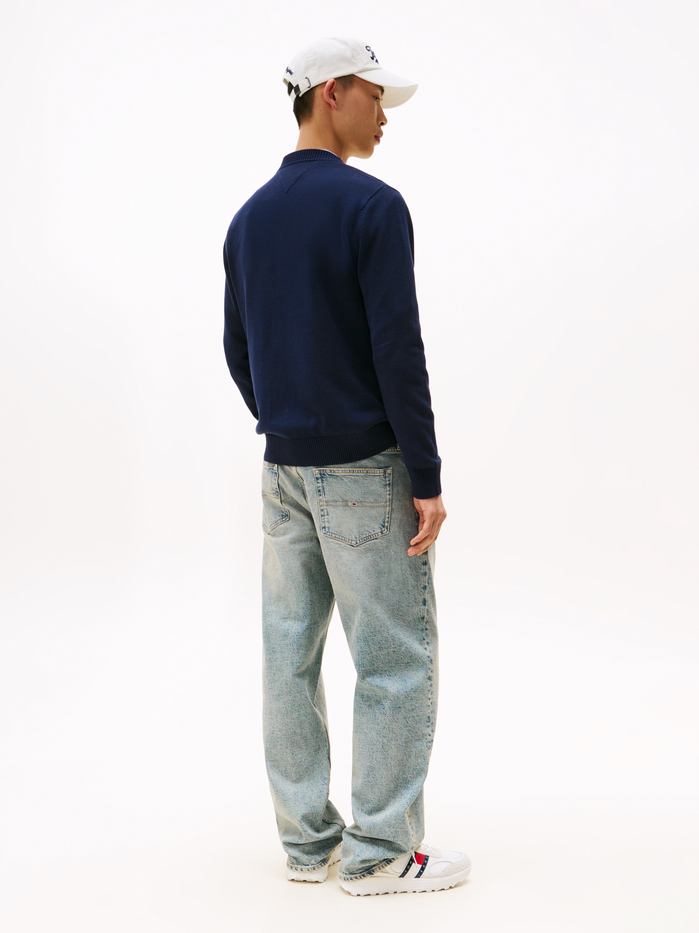 Tommy Jeans Rundhalspullover »TJM SLIM ESSENTIAL LIGHT SWEATER«, mit Flag-Patch