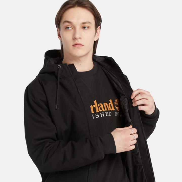Jaqueta bomber masculina com capuz e isolamento térmico em lona preta.