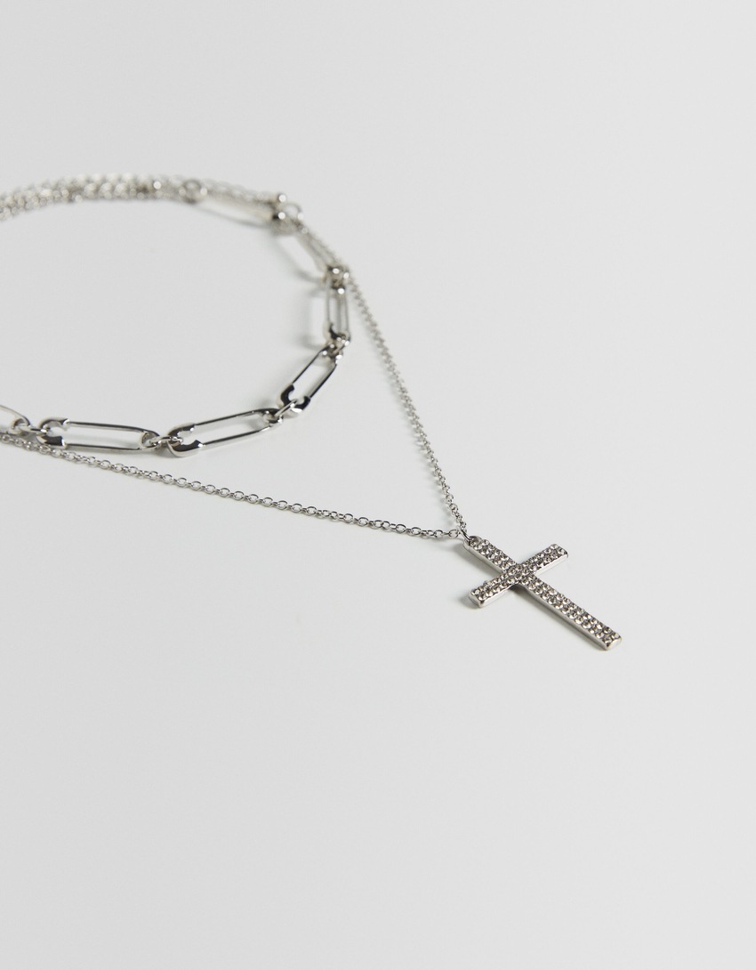 Conjunto de 2 colares com pingente de cruz e corrente com strass.