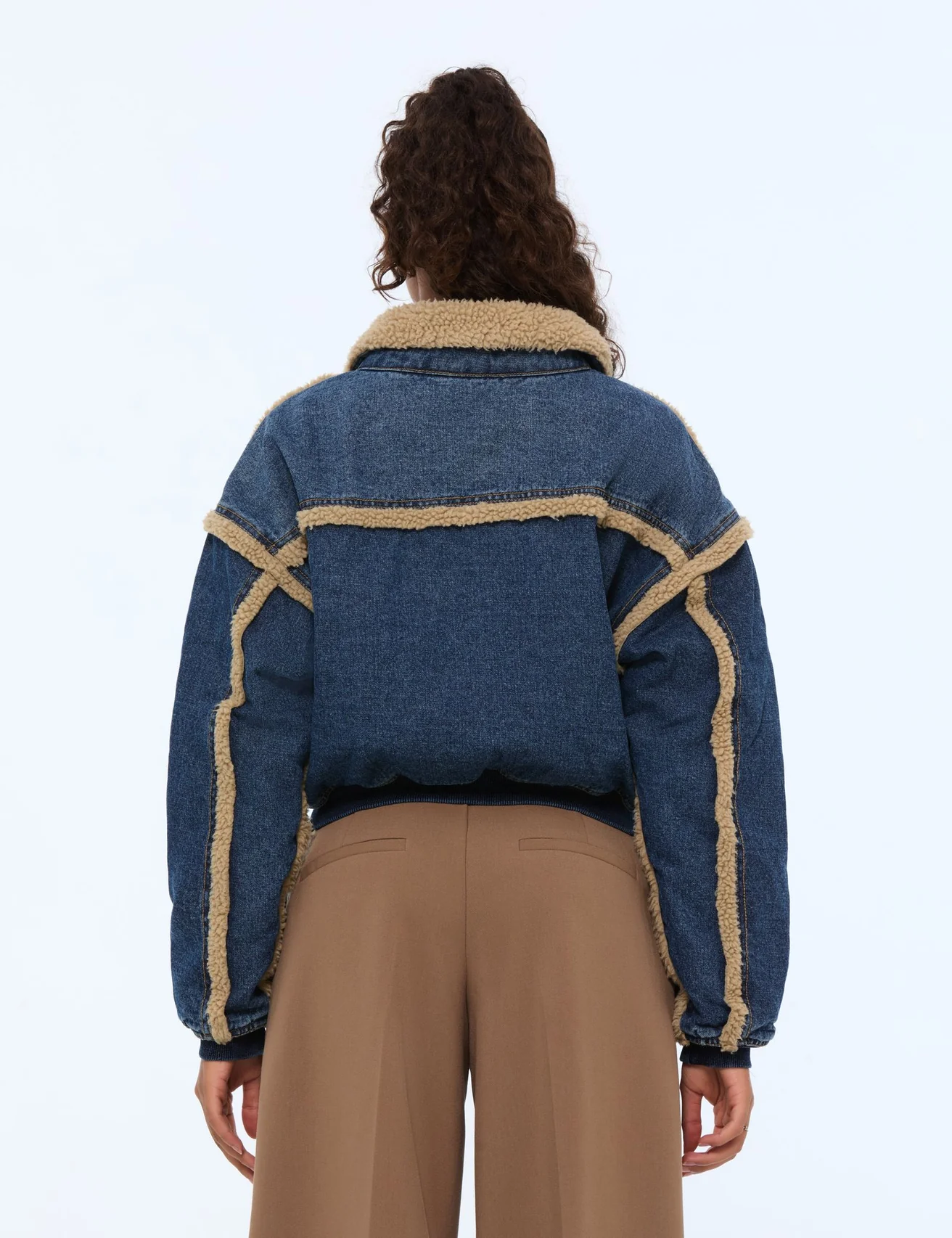 Veste en jean avec fausse fourrure intérieur bleue