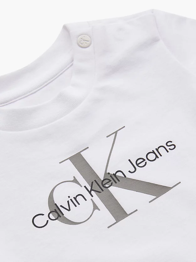 Camiseta infantil com logotipo