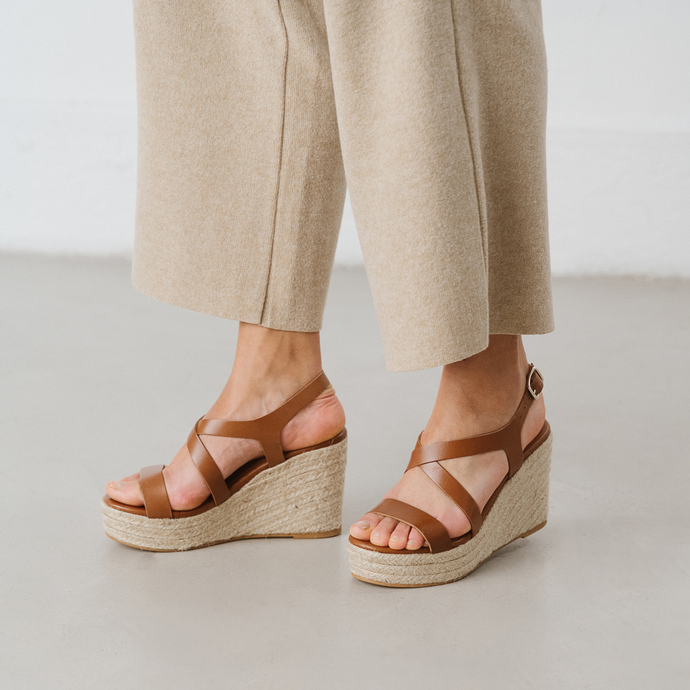 Espadrilles à brides croisées compensées  en cuir cognac