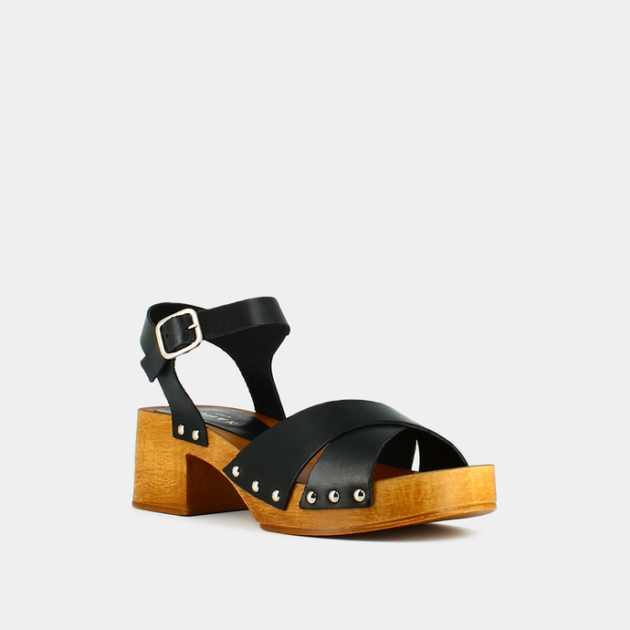 Sandales à clous et brides croisées  en cuir noir