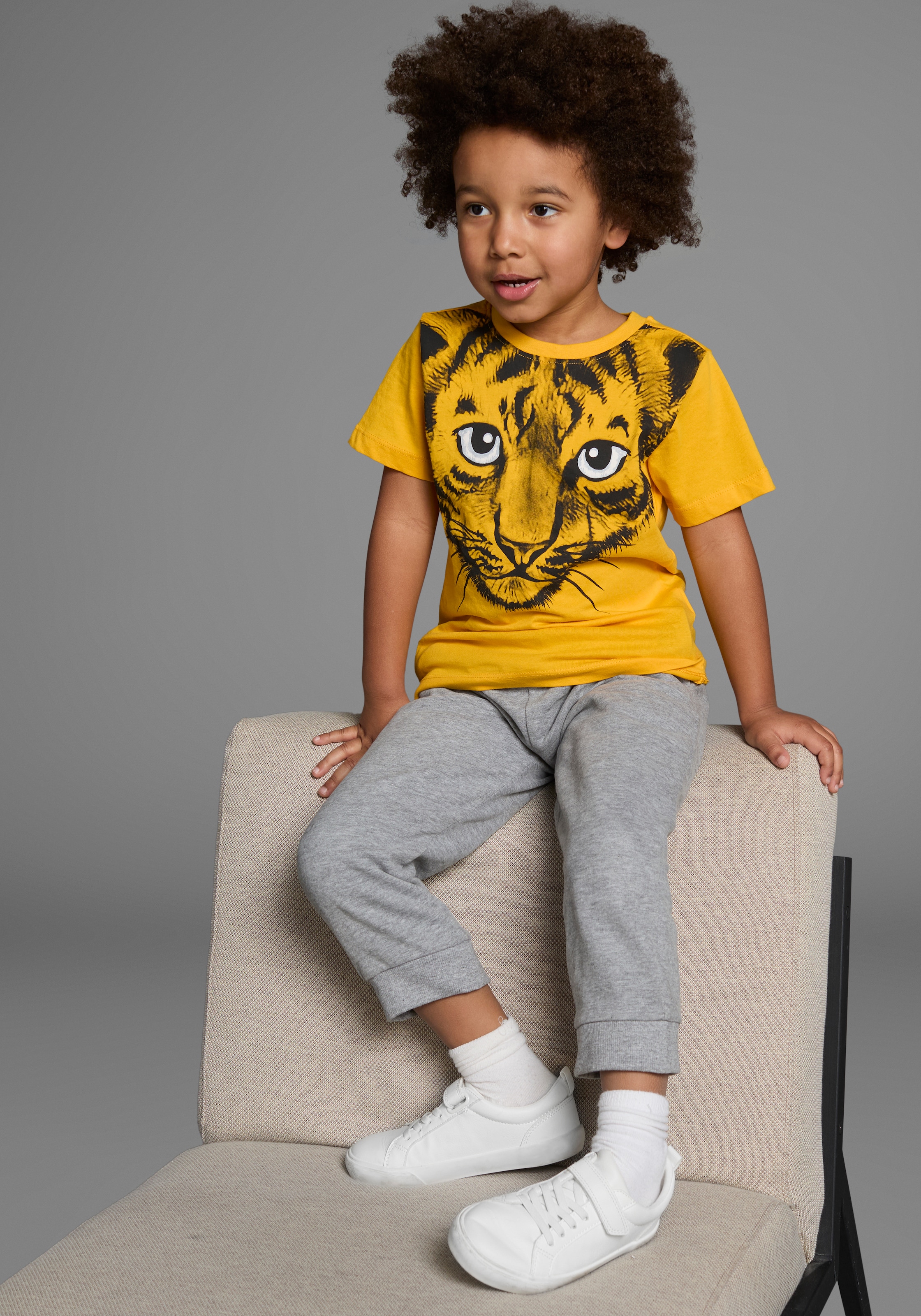 KIDSWORLD T-Shirt »Mit tollem Druck: LITTLE TIGER«, Kurzarm,  Basic-Passform,  mit peppigem Druck,  Rundhalsausschnitt