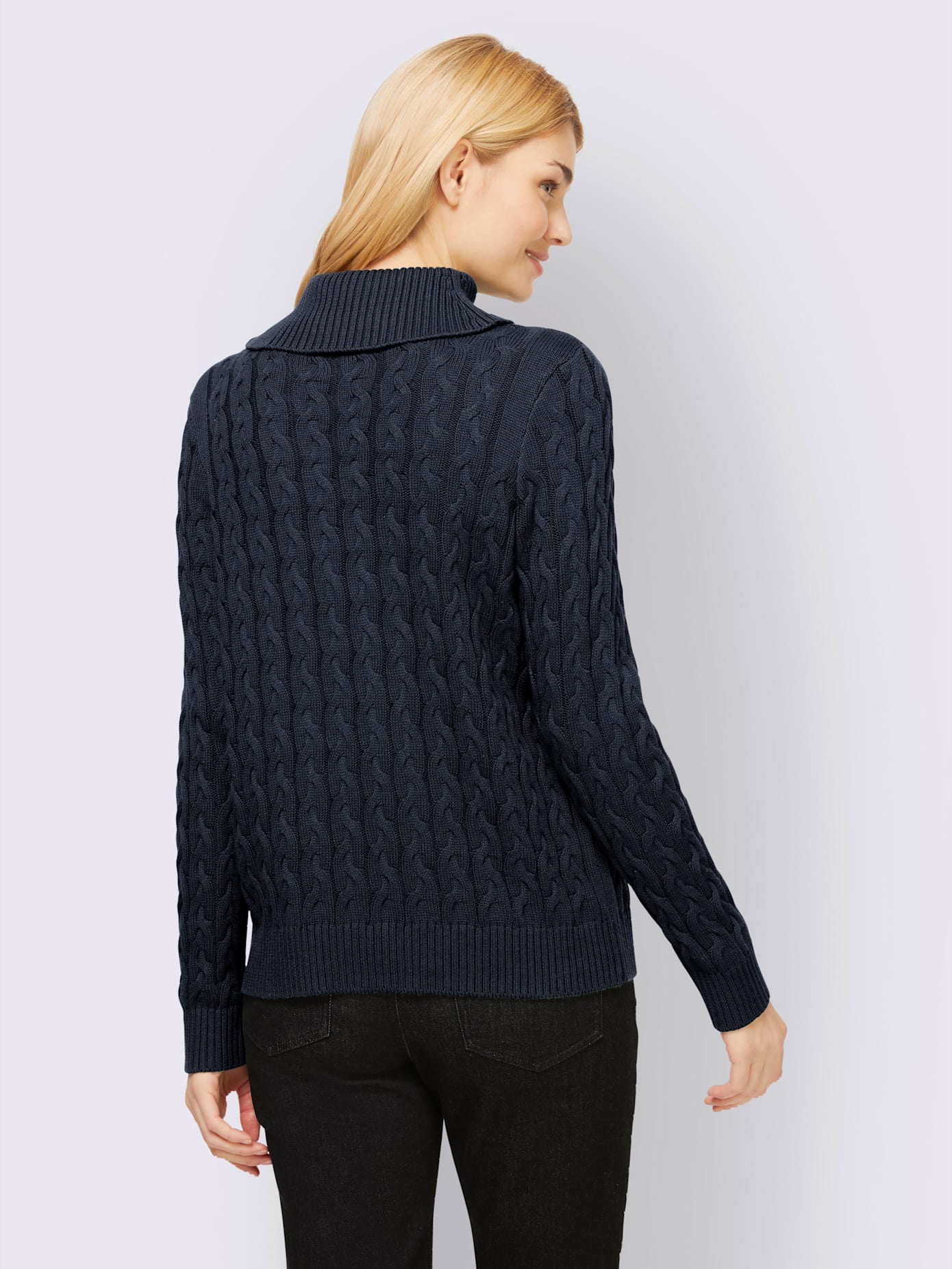 Pull col roulé motif torsadé classique