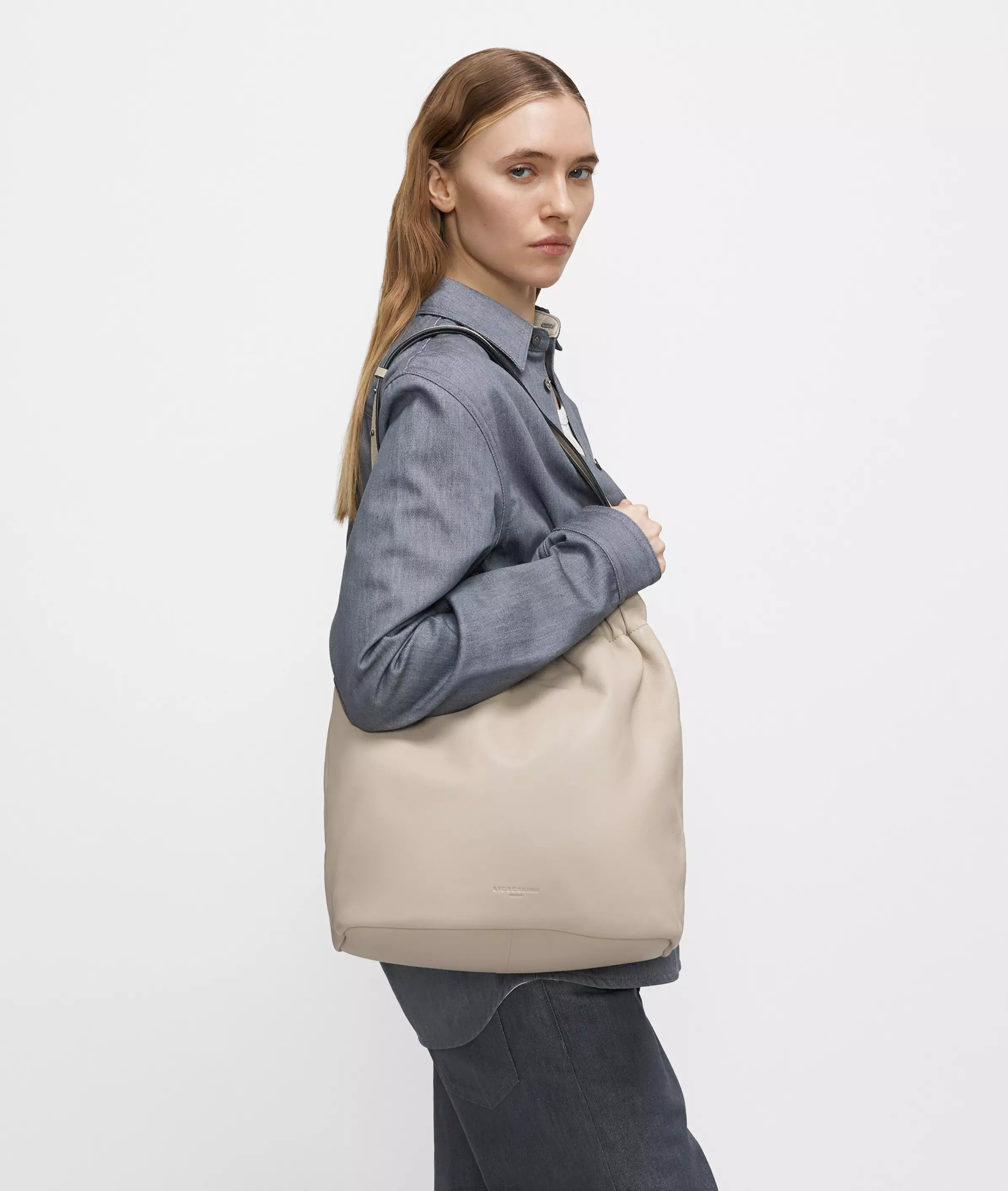 Cloud II Hobo M Spacious hobo bag made from naturally grained leather
