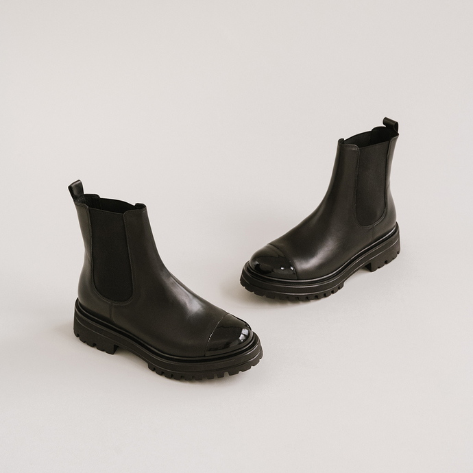 Boots à bouts ronds et semelles crantées...  en cuir et vernis noir