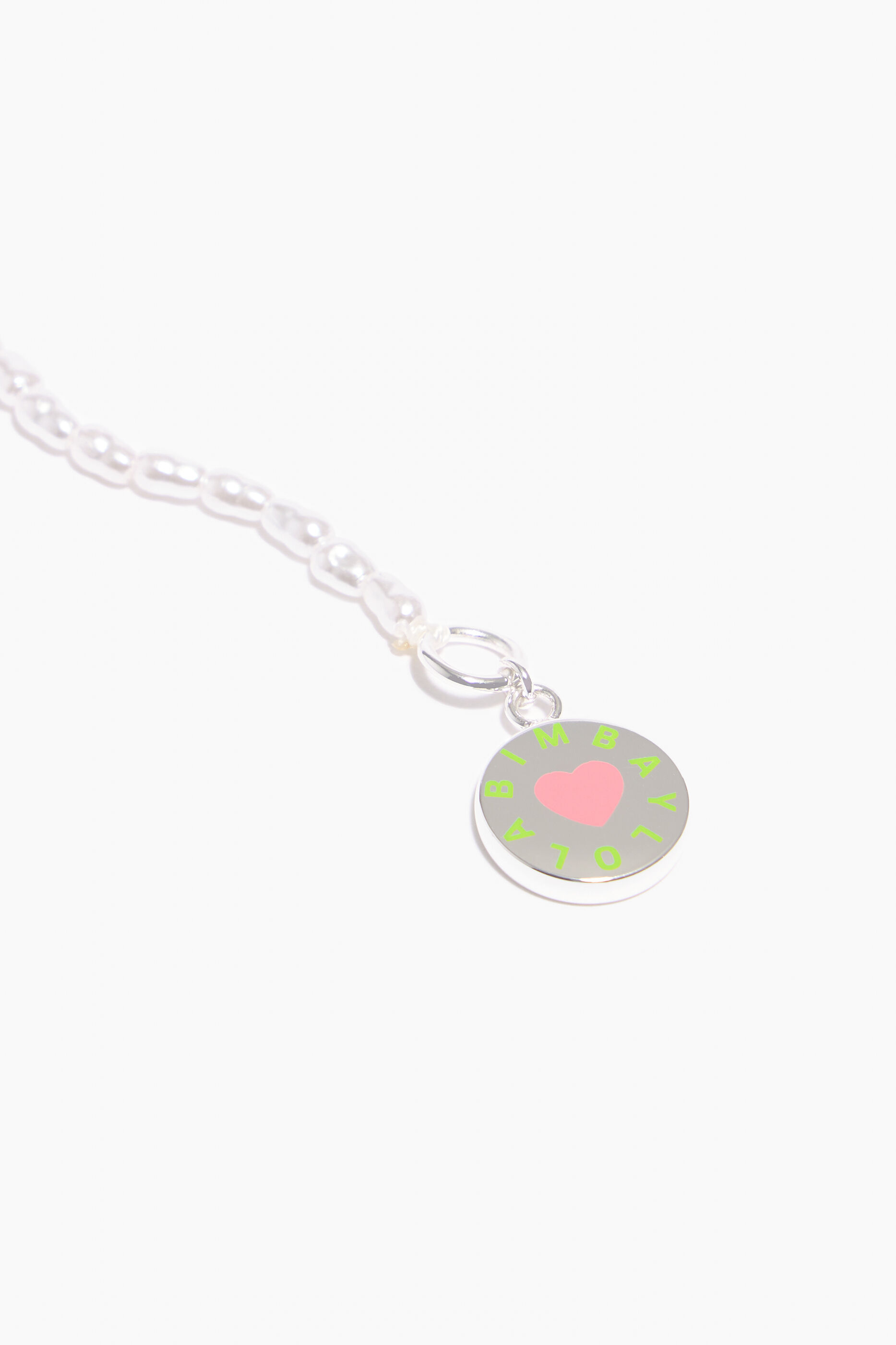 Colar de pérolas com logo rosa
