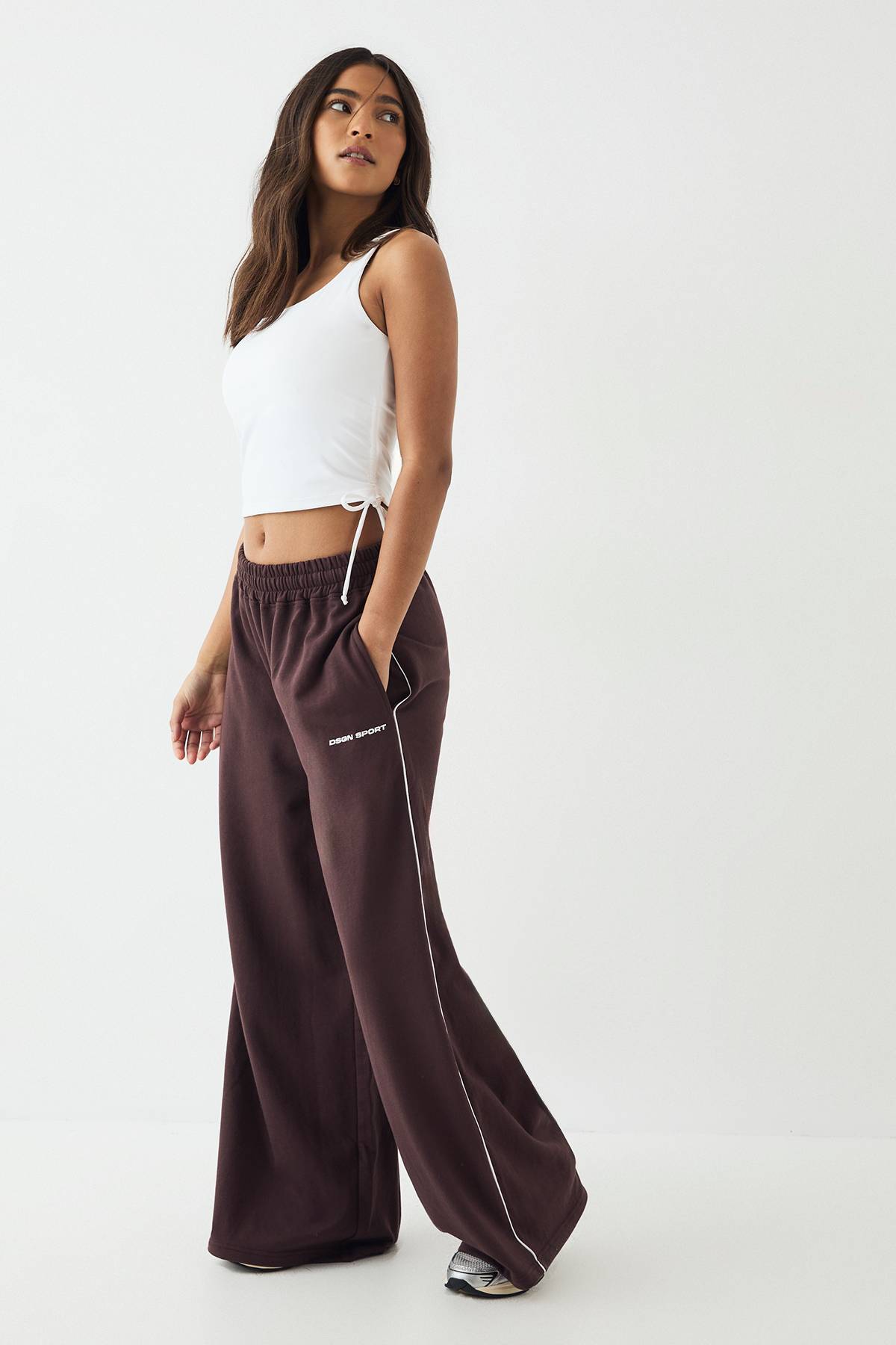 Jogging DSGN Studio à Jambes Larges Taille Moyenne avec Détails de Passepoil
