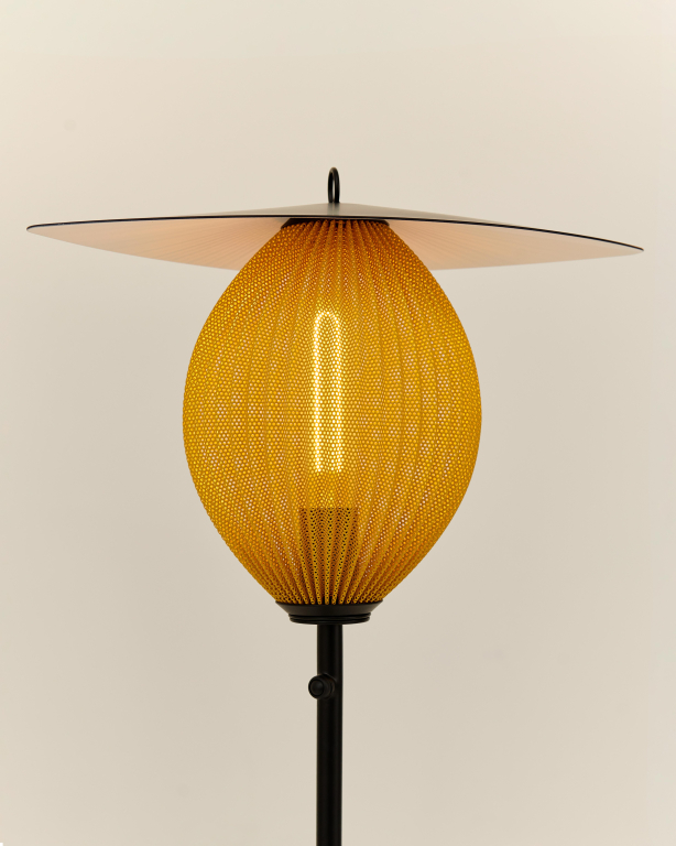 Gubi Satellite vloerlamp mustard gold semi matt