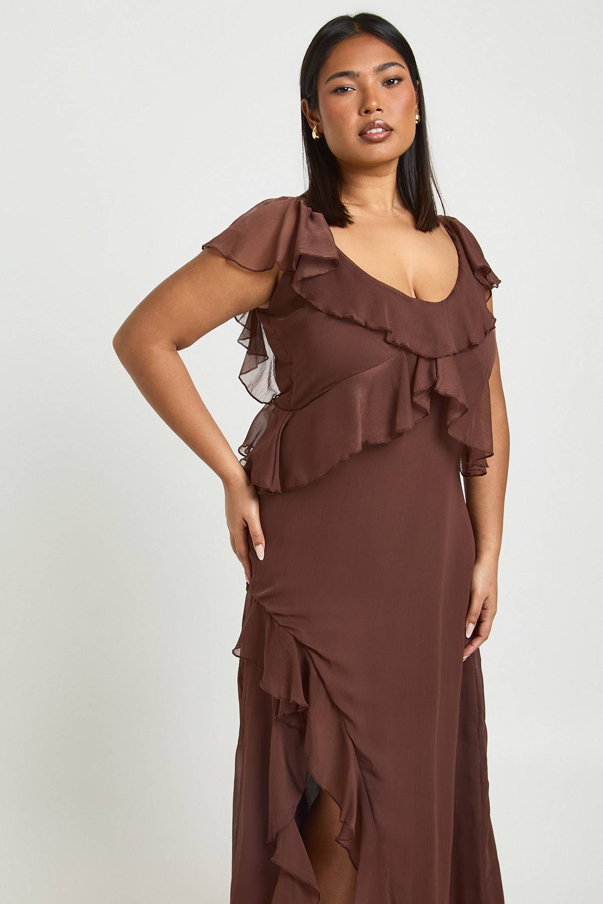 boohoo Robe midaxi en chiffon Plus à ourlet à volants et manches d'ange