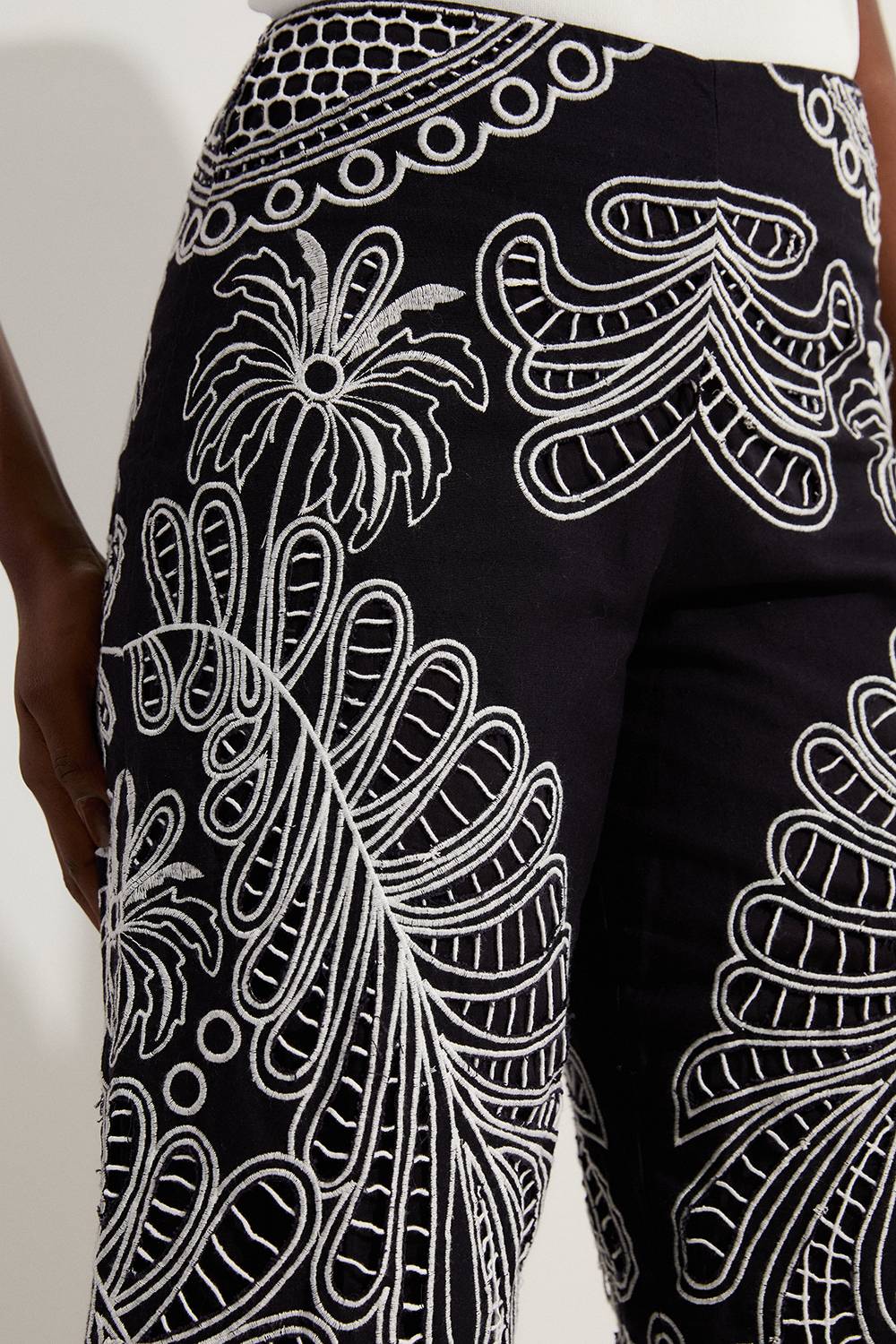 KarenMillen Pantalon en lin à broderie découpée tissée