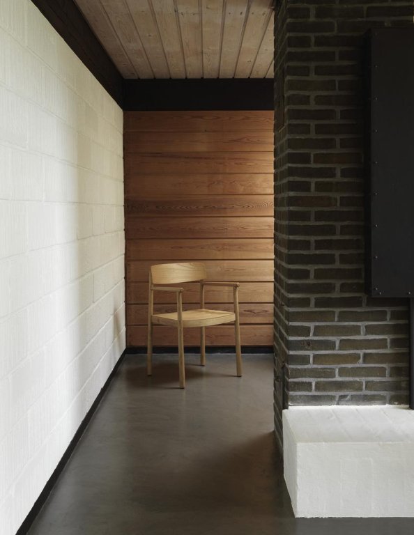 Normann Copenhagen Timb eetkamerstoel met armleuning bruin