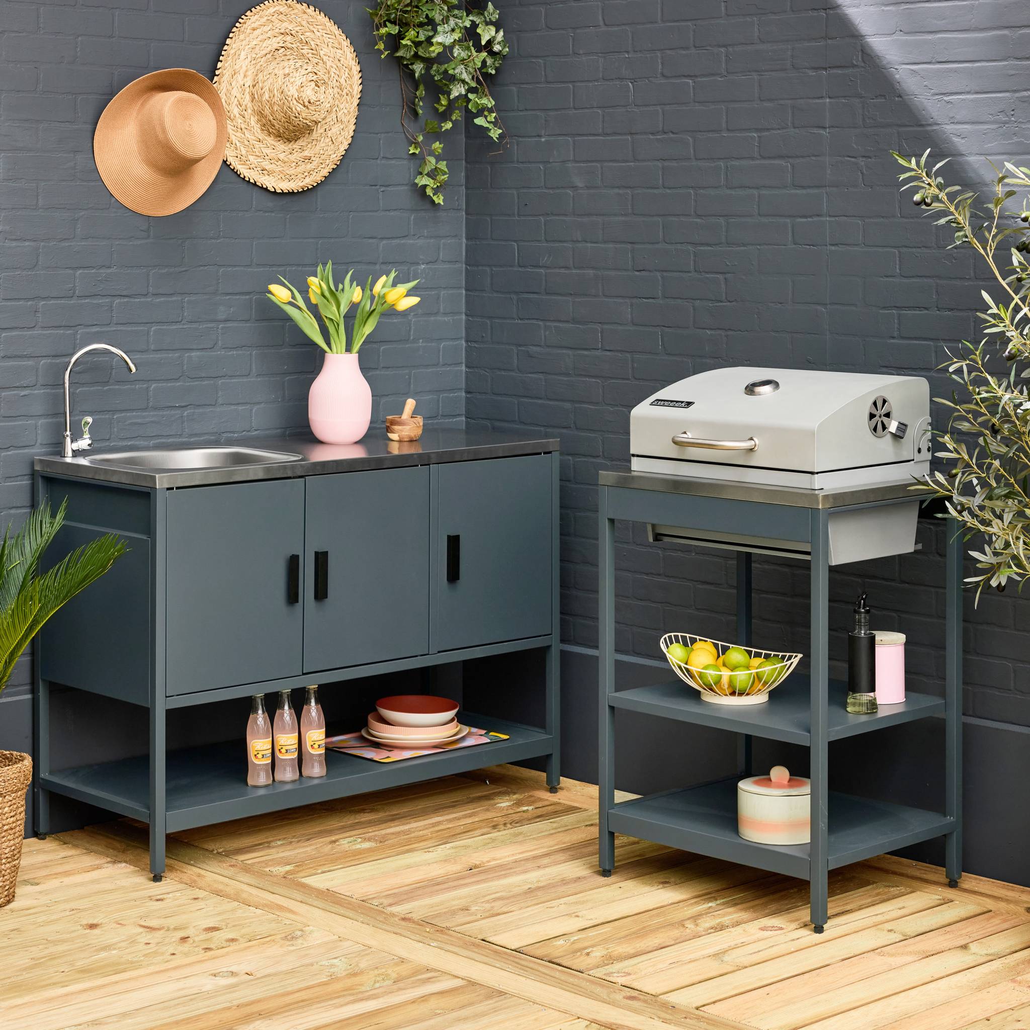 sweeek - Buitenkeuken 2 modules met houtskoolbarbecue en gootsteen