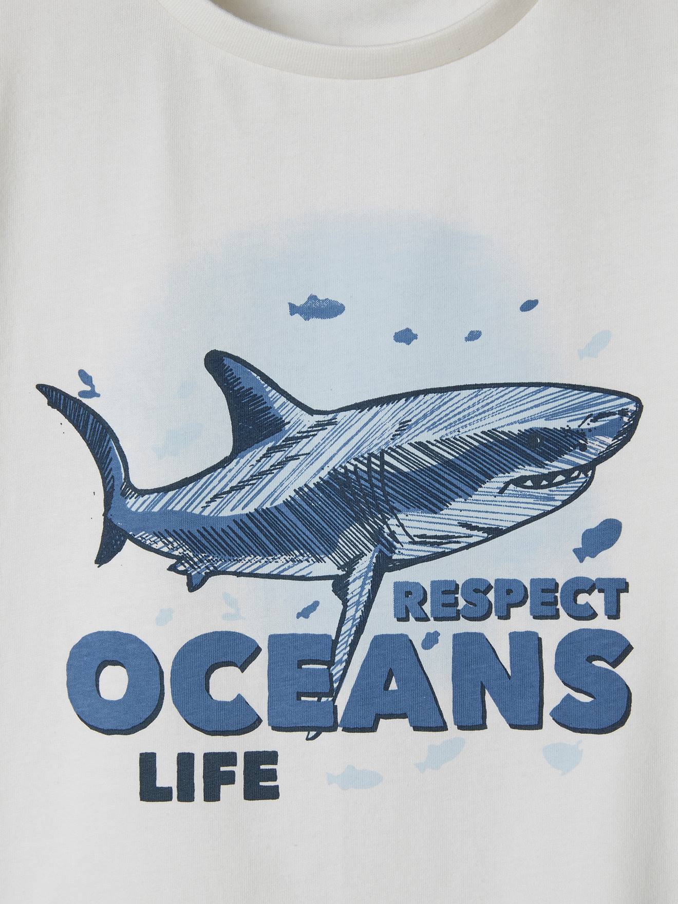 Camiseta de manga curta com estampa animal, feita de algodão orgânico, para meninos, lisa, branca clara com estampa animal.