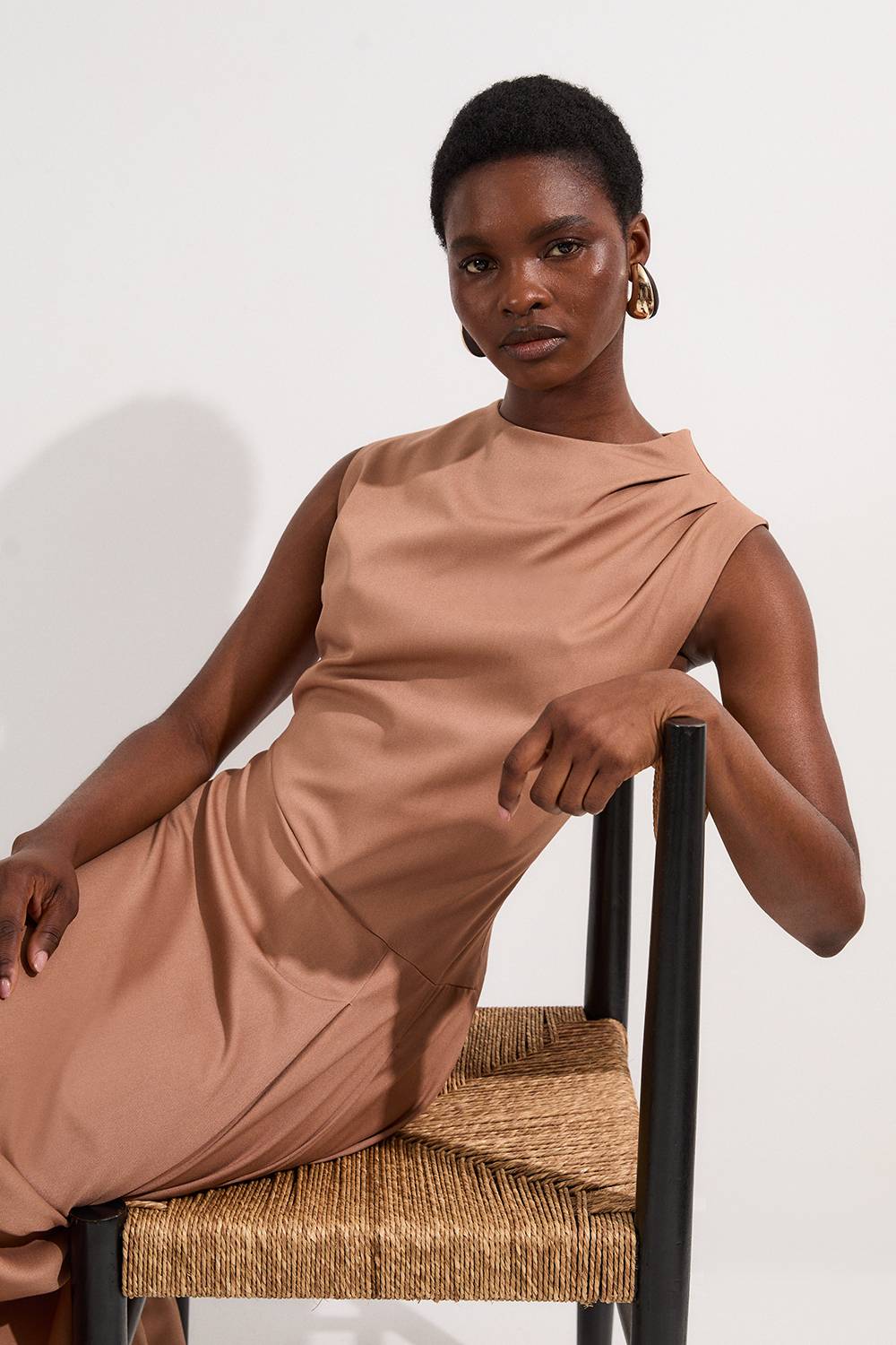 KarenMillen Robe midi asymétrique à corsage drapé et ajusté pour femmes grandes