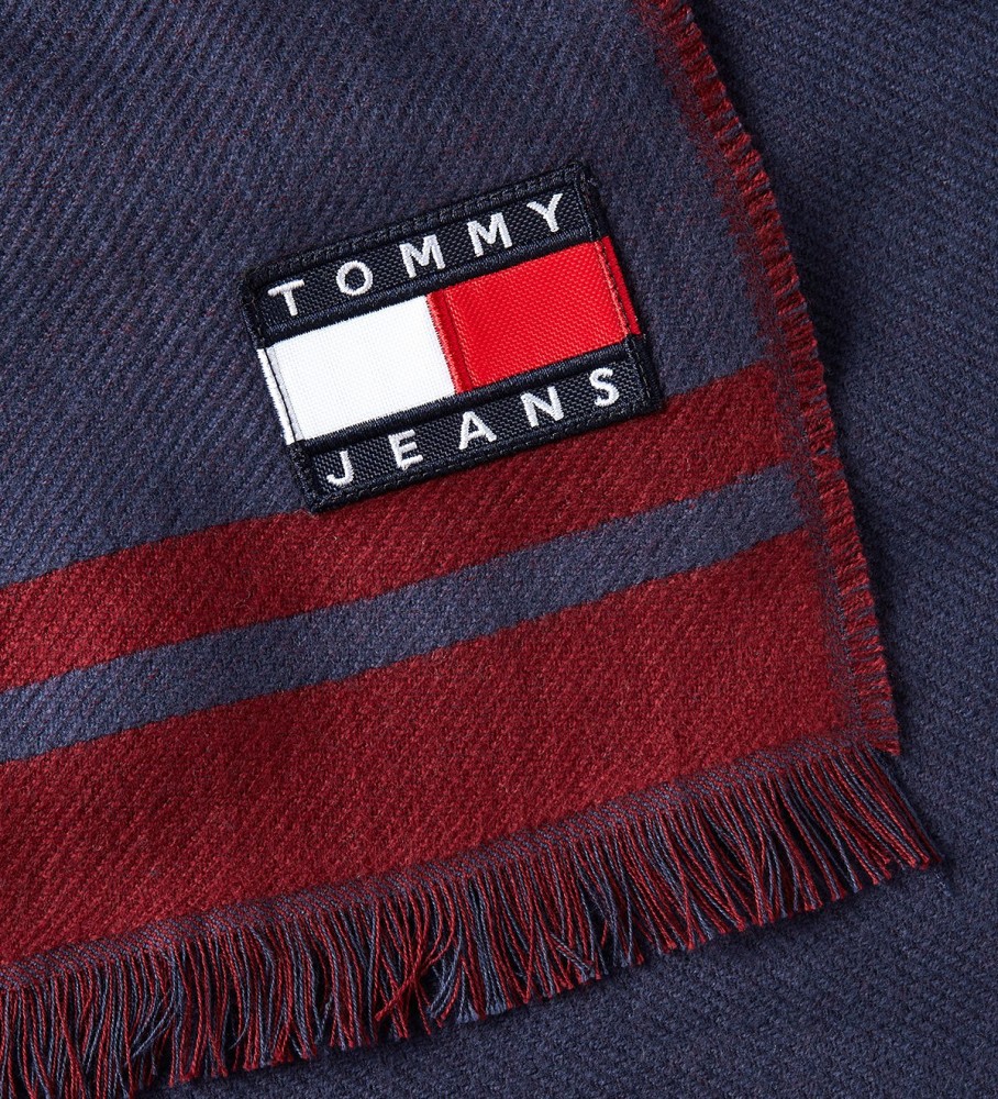 Cachecol Tommy Jeans Heritage Oversized nas cores bordô e azul marinho.
