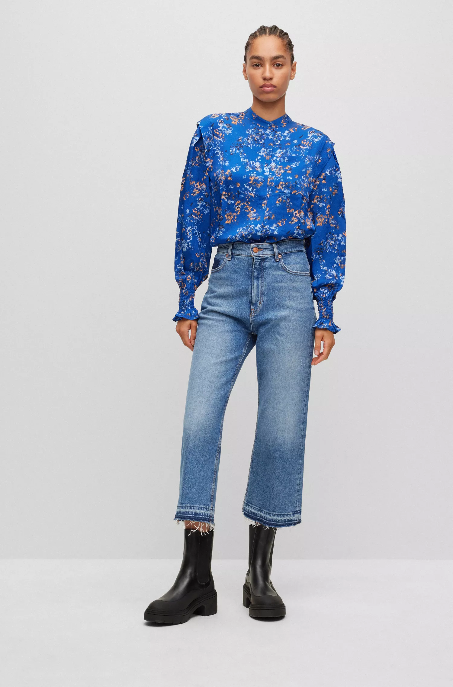 Blusa BOSS preta de corte regular com estampa da estação e fechamento oculto.