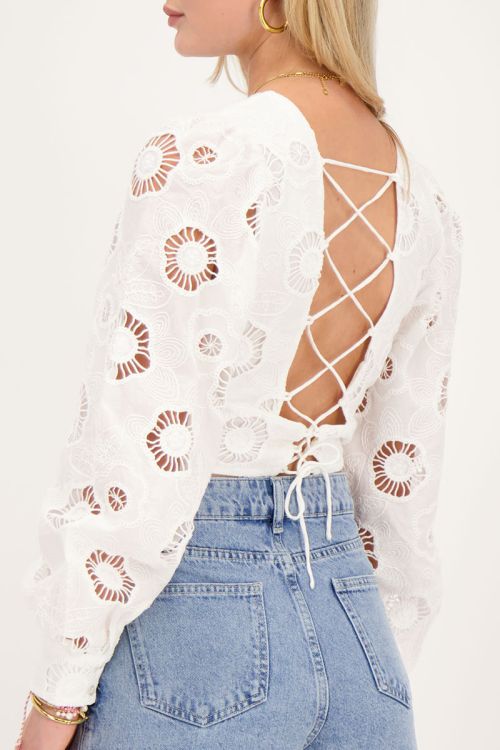 Witte top met gestrikte achterkant en bloemen broderie