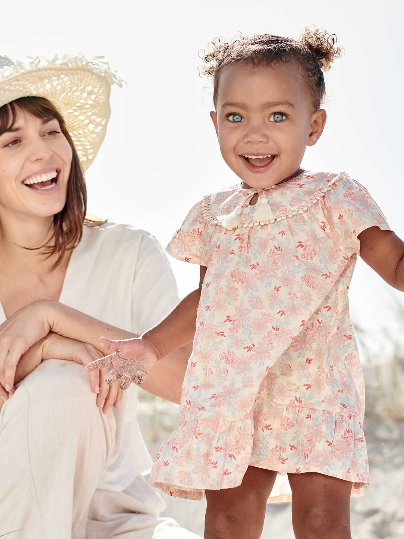 Vestido curto de manga curta com estampa floral off-white para bebê